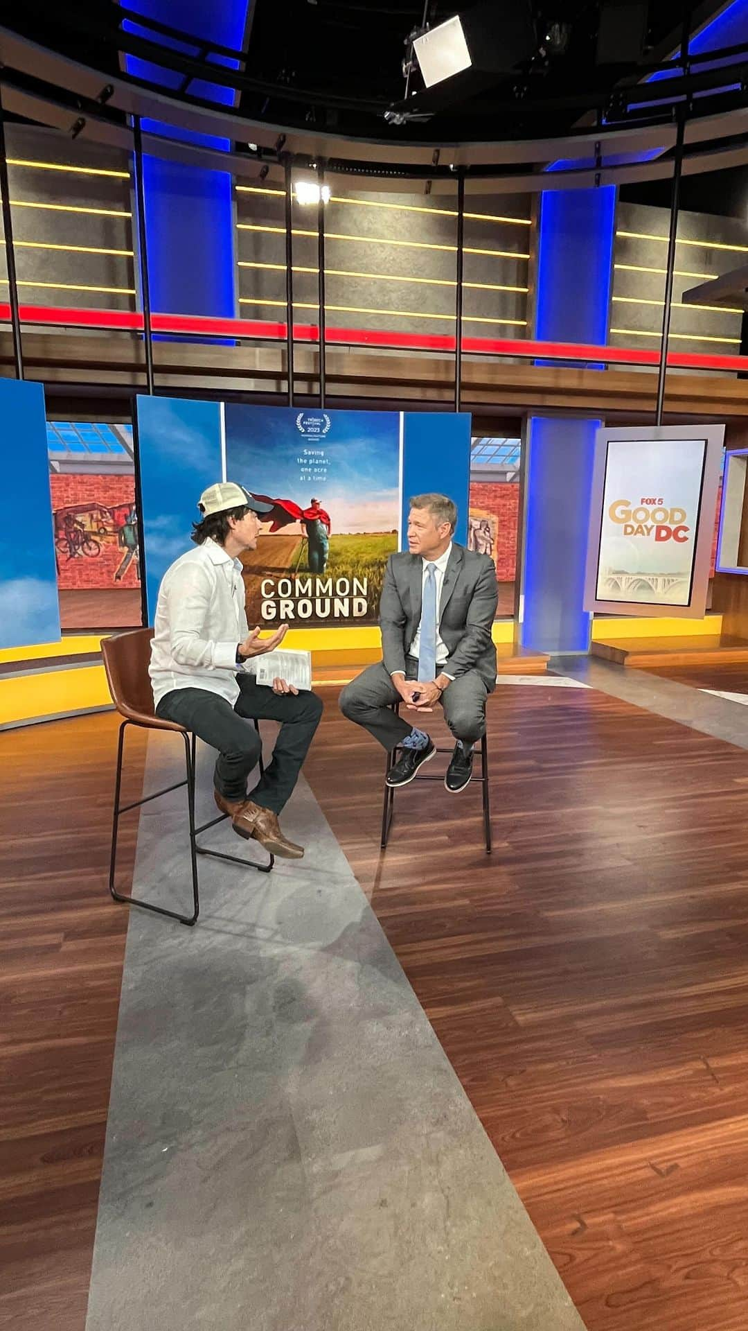 イアン・サマーホルダーのインスタグラム：「🌱“When we change the farm bill, we will literally change our country.”   🎙️Today @iansomerhalder spoke to the masses with @fox5dc about @commongroundfilm and regenerative agriculture in the 2023 Farm Bill. We are so proud for the continued advocacy of @regenerateamerica and the real change it is inspiring.   Join the movement at kisstheground.com and visit the link in our bio to get your tickets to @commongroundfilm today. 💪🌱」