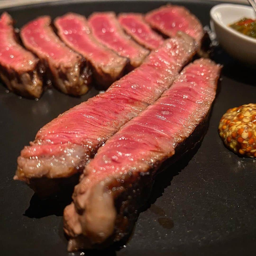 東京肉レポートさんのインスタグラム写真 - (東京肉レポートInstagram)「福岡にある大好きなステーキ店｢清喜｣のオーナーの @kiyokikun が手がける｢Mon an｣が東京進出！エスニックな料理の数々と木下牛のステーキが楽しめます！どの料理も美味しかった…！  “Mon an”, a branch restaurant of well known steak house in Fukuoka prefecture “Kiyoki”, opened near Tokyo station ! Enjoy their ethnic cuisines and Kinoshita beef steaks !  価格帯：7,000〜12,000円 オススメメニュー：木下牛のステーキ  #モンアン #丸の内 #丸の内グルメ #東京グルメ #東京ステーキ #ステーキ #焼肉 #肉 #和牛 #牛 #グルメ #東京肉レポート #肉レポ #monan #marunouchi #tokyoogourmet #yakiniku #teppanyaki #sukiyaki #wagyu #steak #beef #barbecue #bbq #tokyo #japanfood #tokyofood #tokyo_wagyu_report」9月19日 11時00分 - tokyo_wagyu_report