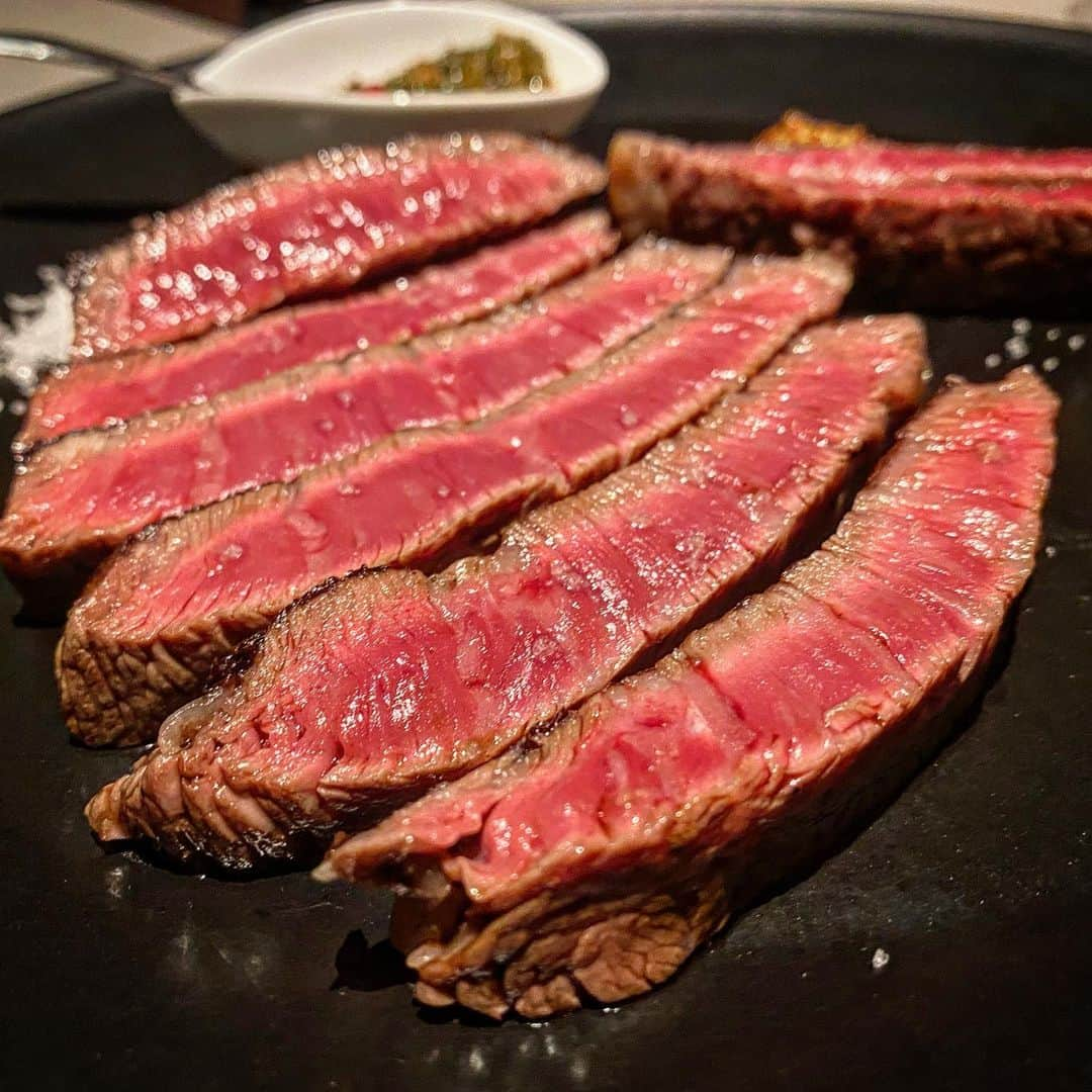 東京肉レポートさんのインスタグラム写真 - (東京肉レポートInstagram)「福岡にある大好きなステーキ店｢清喜｣のオーナーの @kiyokikun が手がける｢Mon an｣が東京進出！エスニックな料理の数々と木下牛のステーキが楽しめます！どの料理も美味しかった…！  “Mon an”, a branch restaurant of well known steak house in Fukuoka prefecture “Kiyoki”, opened near Tokyo station ! Enjoy their ethnic cuisines and Kinoshita beef steaks !  価格帯：7,000〜12,000円 オススメメニュー：木下牛のステーキ  #モンアン #丸の内 #丸の内グルメ #東京グルメ #東京ステーキ #ステーキ #焼肉 #肉 #和牛 #牛 #グルメ #東京肉レポート #肉レポ #monan #marunouchi #tokyoogourmet #yakiniku #teppanyaki #sukiyaki #wagyu #steak #beef #barbecue #bbq #tokyo #japanfood #tokyofood #tokyo_wagyu_report」9月19日 11時00分 - tokyo_wagyu_report