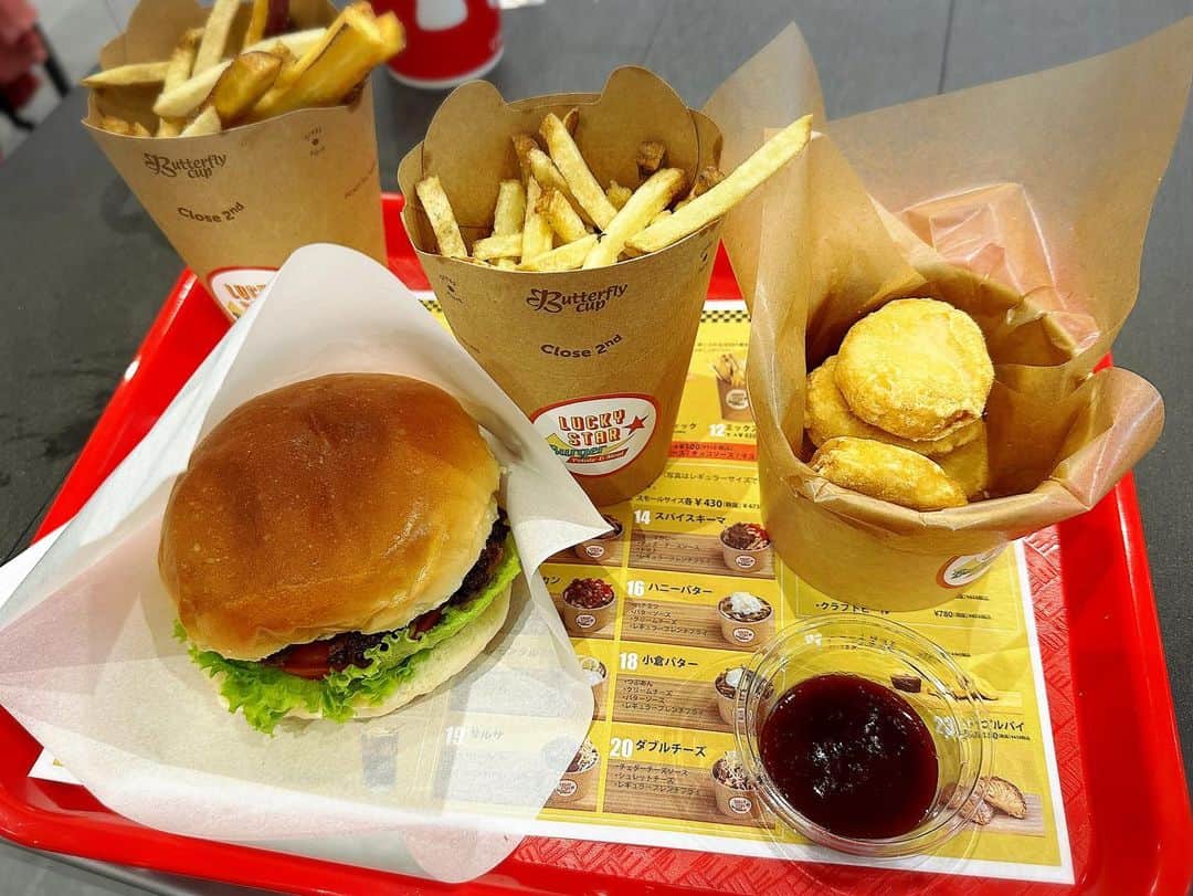 佐井祐里奈さんのインスタグラム写真 - (佐井祐里奈Instagram)「#ラッキースターバーガー @lucky_star_burger   #星が丘テラス　にできたばかりのハンバーガー屋さん🍔  肉肉しいハンバーガー🍔とポテト🍟が美味しいお店😚  1時間のフリードリンク、マスタード・ケチャップ・シーズニングは自由に使えた✌️  子どもがいたので、席まで親切な店員さんがハンバーガー🍔を運んでくださり助かりました🙏ありがとうございました🙇‍♀️✨  さつまスティックのあまじょっぱさが最高だったなー😋子どもも喜んでた🎵  次はポテトトッピング🍟挑戦しようかなー😋  #yunnaログ　#星ヶ丘　#星ヶ丘ランチ　#星ヶ丘グルメ　#星ヶ丘カフェ」9月19日 11時01分 - yunna_s31