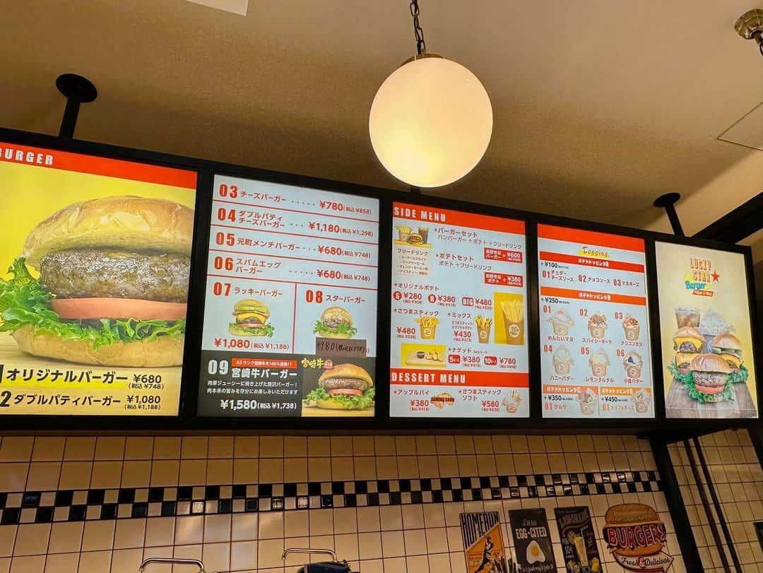 佐井祐里奈のインスタグラム：「#ラッキースターバーガー @lucky_star_burger   #星が丘テラス　にできたばかりのハンバーガー屋さん🍔  肉肉しいハンバーガー🍔とポテト🍟が美味しいお店😚  1時間のフリードリンク、マスタード・ケチャップ・シーズニングは自由に使えた✌️  子どもがいたので、席まで親切な店員さんがハンバーガー🍔を運んでくださり助かりました🙏ありがとうございました🙇‍♀️✨  さつまスティックのあまじょっぱさが最高だったなー😋子どもも喜んでた🎵  次はポテトトッピング🍟挑戦しようかなー😋  #yunnaログ　#星ヶ丘　#星ヶ丘ランチ　#星ヶ丘グルメ　#星ヶ丘カフェ」