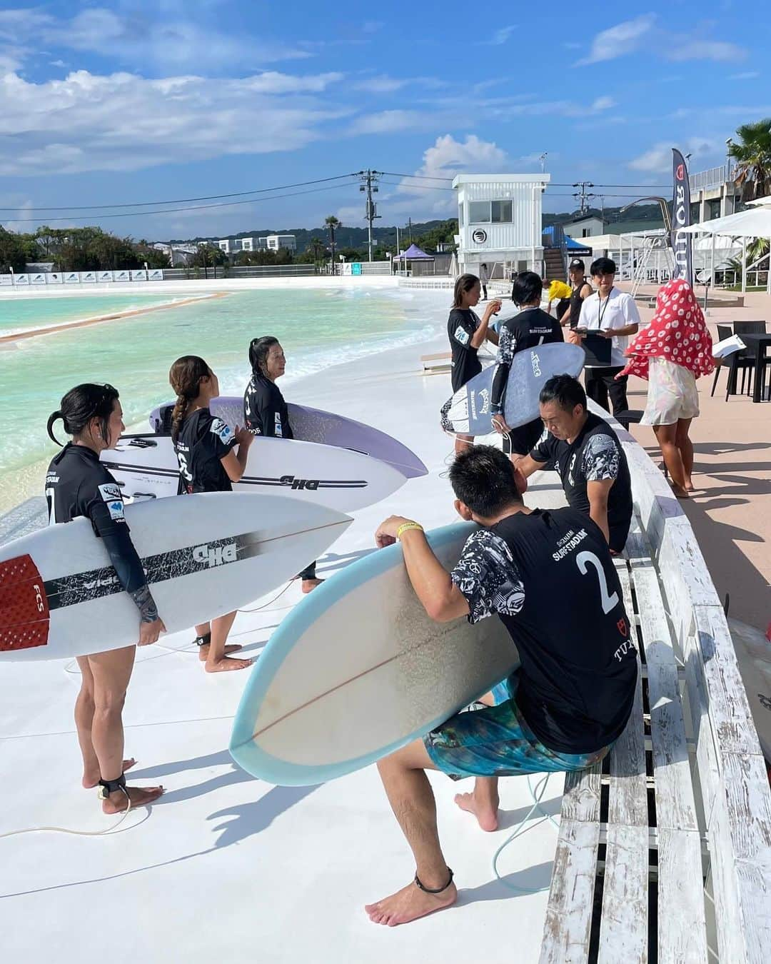 大村 奈央のインスタグラム：「Surf lessons @perfectswell.shizunami  合計4クラスのチケットもすぐ完売で、参加者の方が「うまくなった気がしちゃう！海でも実践してみます！」と言ってもらえてわたしも満足のレッスンでした😊 初ウェーブプールの方、遠くから足を運んでくれた方、緊張しながらもレッスンを楽しんでくださったみなさんありがとうございました！ 教えるのに夢中で写真を撮るの忘れてしまったけれど、午前の部で参加してくれた @sasuline_community の様子が @sasuraisurftv で見れるのでぜひ🙌 このレッスンを企画してくださった @perfectswell.shizunami ありがとうございました。  #サーフィンスクール #ウェーブプール #prosurferfestival」