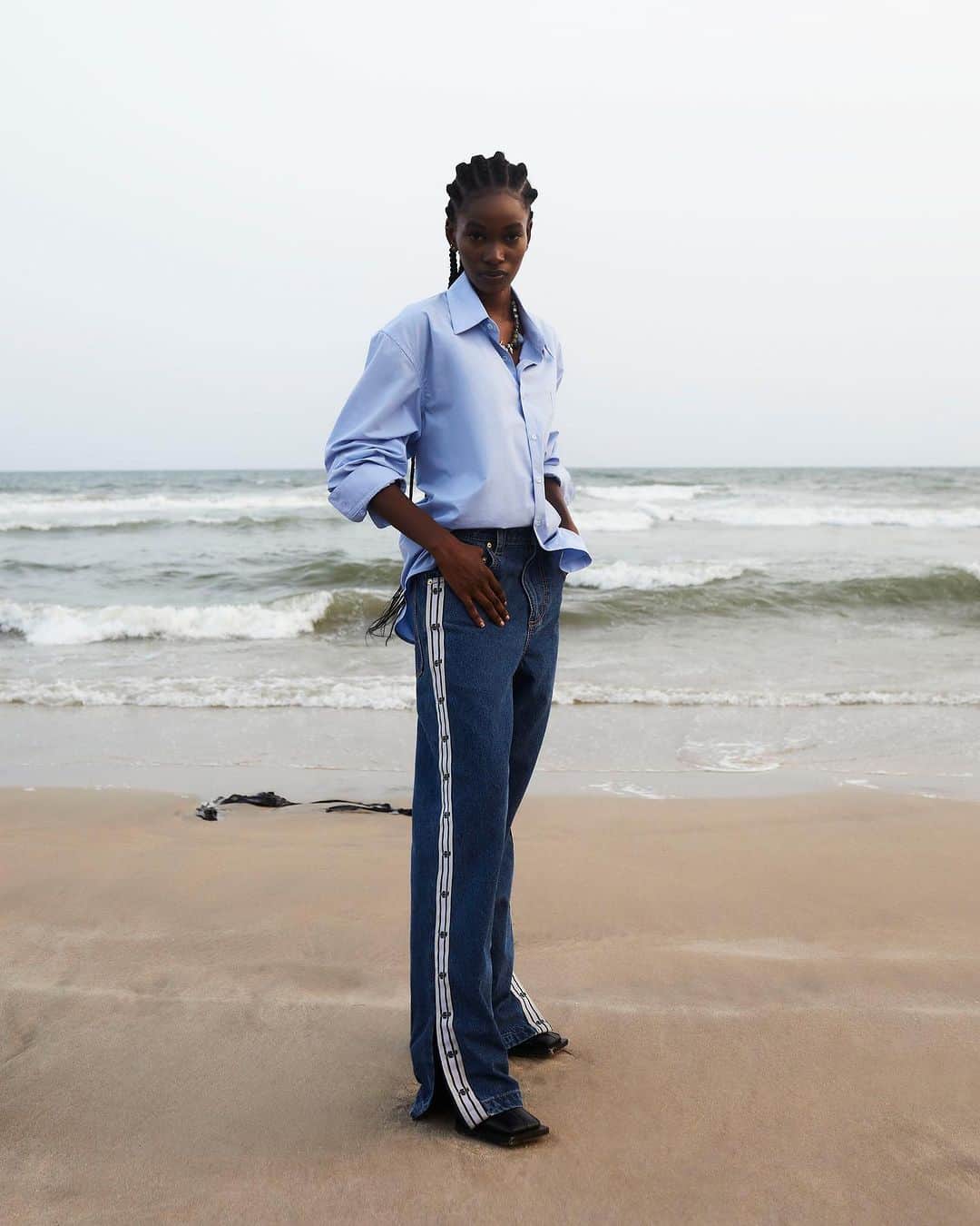 エイティーズのインスタグラム：「Track inspired jeans  Captured at Laboma Beach by David Nana Opoku Ansah」
