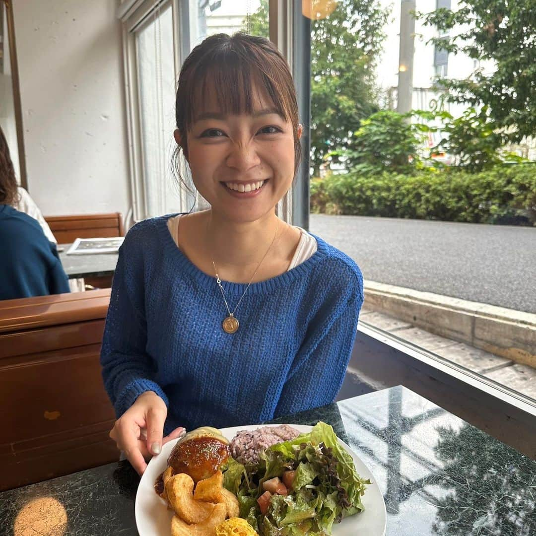 磯貝初奈さんのインスタグラム写真 - (磯貝初奈Instagram)「silentにどハマりして放送時は渋谷のタワレコ近辺や下北沢~世田谷代田を歩くなどしていました。 先日、母が「silentのロケで使われていたカフェのあの席予約できたよ」と。 形から入るタイプなので服装も紬さん仕様にして道中subtitleをかけながらいってまいりました。  最高でした。。。☺️  #磯貝初奈」9月19日 22時15分 - hana_isogai