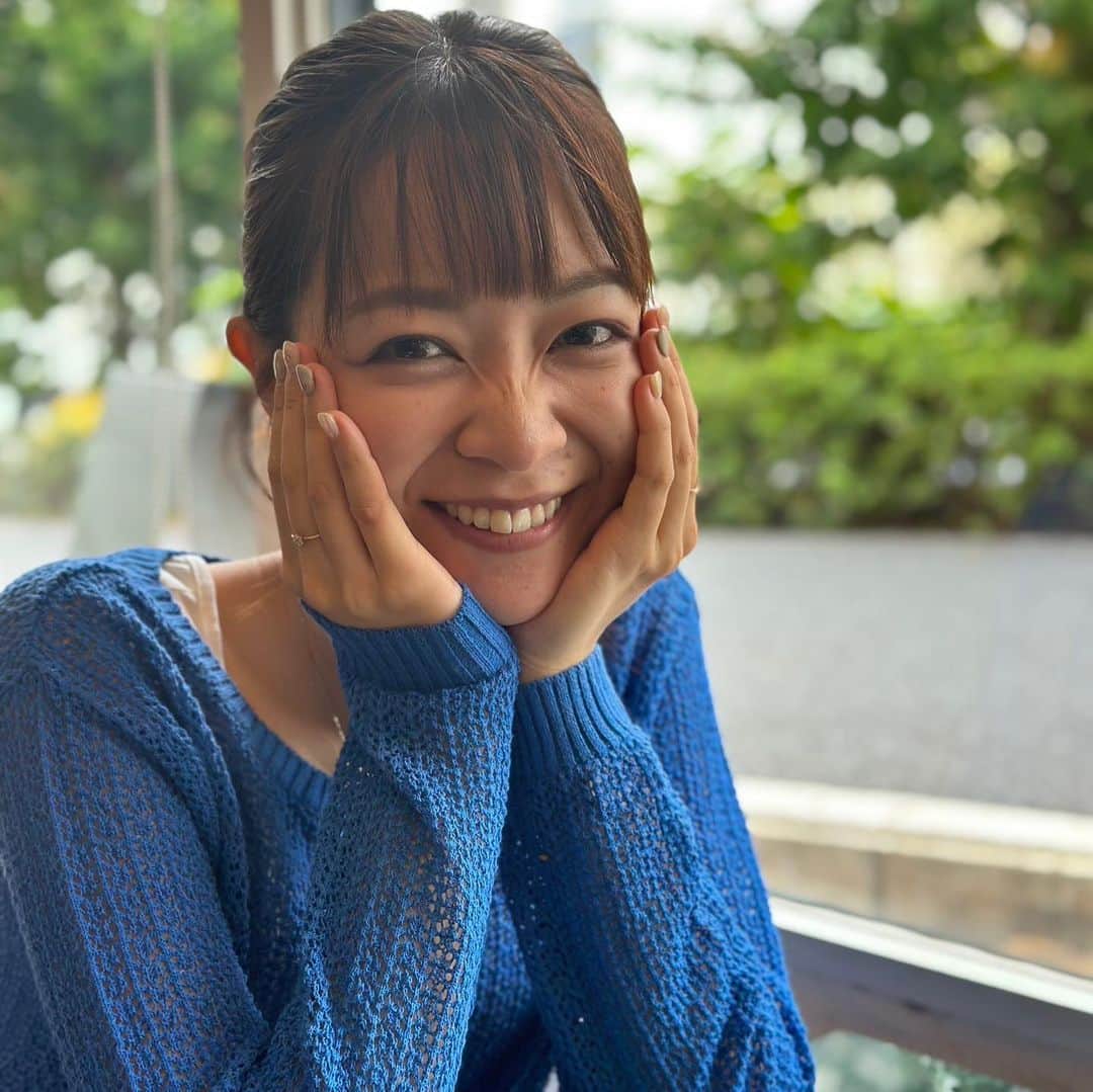 磯貝初奈のインスタグラム：「silentにどハマりして放送時は渋谷のタワレコ近辺や下北沢~世田谷代田を歩くなどしていました。 先日、母が「silentのロケで使われていたカフェのあの席予約できたよ」と。 形から入るタイプなので服装も紬さん仕様にして道中subtitleをかけながらいってまいりました。  最高でした。。。☺️  #磯貝初奈」