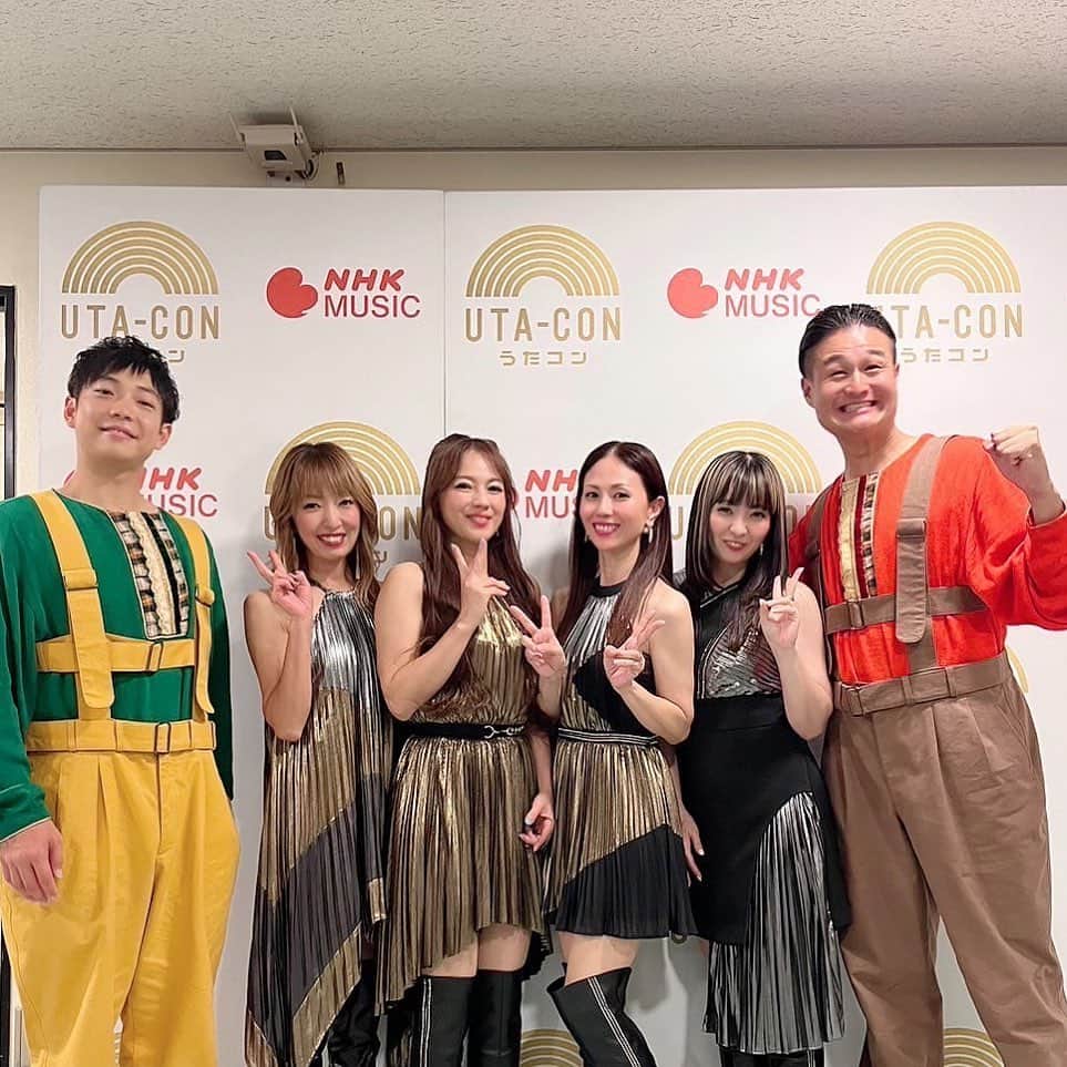 LINAのインスタグラム：「本日、うたコン生放送！ ご覧頂いた皆さん ありがとうございますー♡ 三代目 J SOUL BROTHERSさんの "RYUSEI"を間近で見れて 嬉しかったー！ カラオケ行きたくなったよ、笑 ・ 終演後 ティモンディのお二人と 写真撮って頂きました！ #MAX #うたコン」