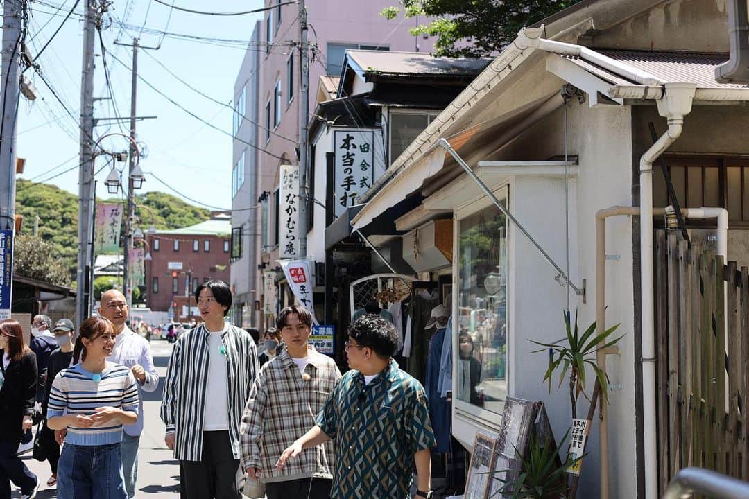 のインスタグラム：「ラヴィットのロケありがとうございました！！ 今日で2年半やらせていただいたラヴィットのレギュラーを卒業させてもらいました！ 火曜メンバーのみなさん、出演者の皆様、スタッフの皆様、ありがとうございましたー！！本当に楽しかったー！！！  #今日の放送のロケ観てください #おもろかったので！ #ほんまはcm中とかも放送してもらいたいくらいスタジオうるさい #ラヴィット #サイカラーメンはほんまに行ってました #釣りはまだ本気出してません #t.a.t.u」