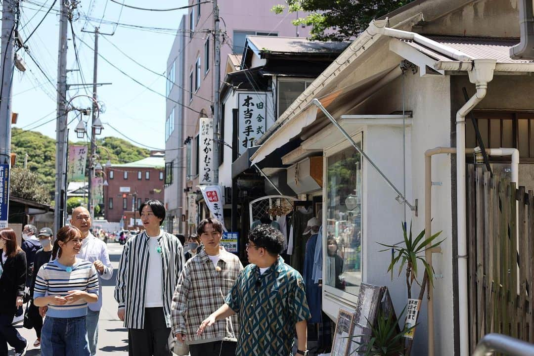 亜生のインスタグラム：「ラヴィットのロケありがとうございました！！ 今日で2年半やらせていただいたラヴィットのレギュラーを卒業させてもらいました！ 火曜メンバーのみなさん、出演者の皆様、スタッフの皆様、ありがとうございましたー！！本当に楽しかったー！！！  #今日の放送のロケ観てください #おもろかったので！ #ほんまはcm中とかも放送してもらいたいくらいスタジオうるさい #ラヴィット #サイカラーメンはほんまに行ってました #釣りはまだ本気出してません #t.a.t.u」