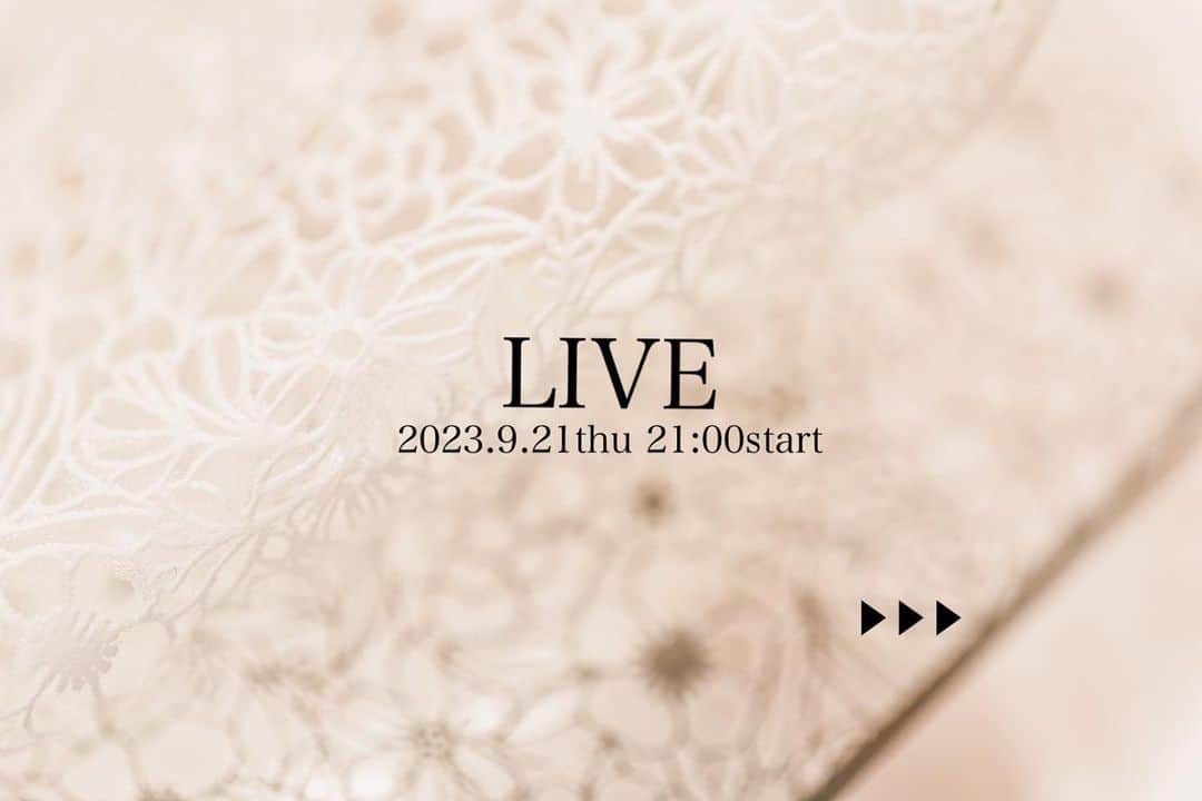 のインスタグラム：「【インスタライブのお知らせ】 2023.9/21(木) 田賀先生のLIVEに お邪魔しますー❤️ 配信は @misuzutaga  田賀先生のアカウントになります。  田賀先生といえば ペイントの神様😭 私がネイリストを始めた頃、 ネイル雑誌に先生のインタビュー記事があって 海外でオカリナ(！)に 絵付けをしていたエピソードと そのクオリティーに 「やっぱり群を抜いて技術がある人は 色々な事を極めてしまうんだなぁ」と 思った記憶があります。  その後私は影響を受けて トールペイントや水彩画を習いました。 極めはできないですが ネイル以外のアート技法を学んだ事は 経験としてとても プラスになりました。  そんな尊敬してやまない 田賀先生のライブ！ ラインフィルム が どんな風に使われるのか 楽しみです♪ 私はラインフィルムを使ったことのない方に 向けて特徴や 基本的な使い方を 先生のアートデモの前に ちょっとだけデモさせていただきます(^^) お時間ある方は 是非コメントでご参加ください〜」