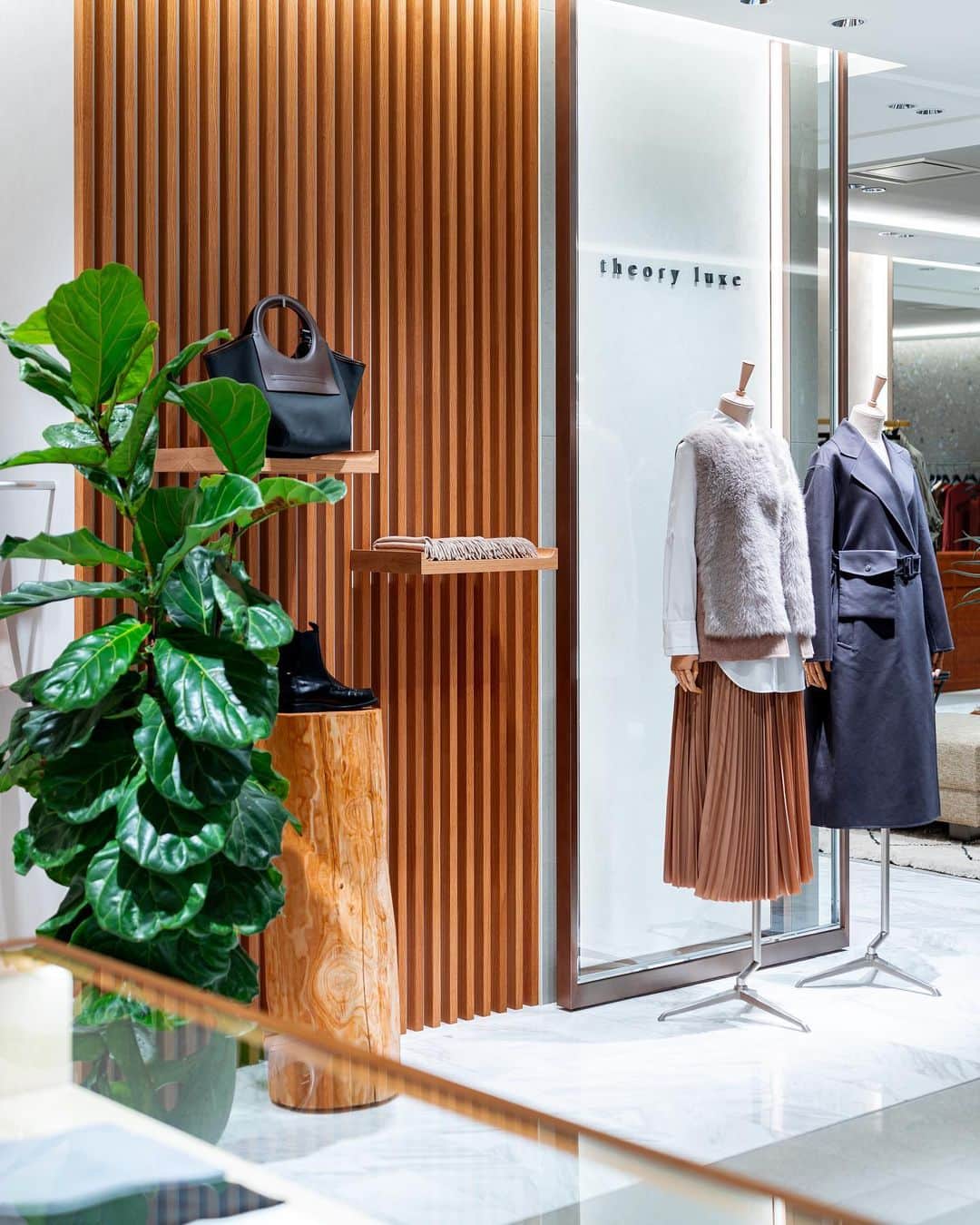Theory luxe official account.のインスタグラム：「［NEWS］ 2023年9月20日(水) 伊勢丹新宿店本館3階キャリアスタイルがコンテンポラリーとしてリフレッシュオープン。  リフレッシュオープンを記念し、FLOWER NORITAKEによるフラワーマーケットを開催いたします。  theory luxe伊勢丹新宿店は、8月30日より本館3階 コンテンポラリーへショップを移設し、営業しております。 theory luxeの世界観を今まで以上に体感していただけるラグジュアリーな空間で、特別なアイテムも揃うブランド最新の店舗となります。  #theoryluxe #セオリーリュクス #伊勢丹新宿店」