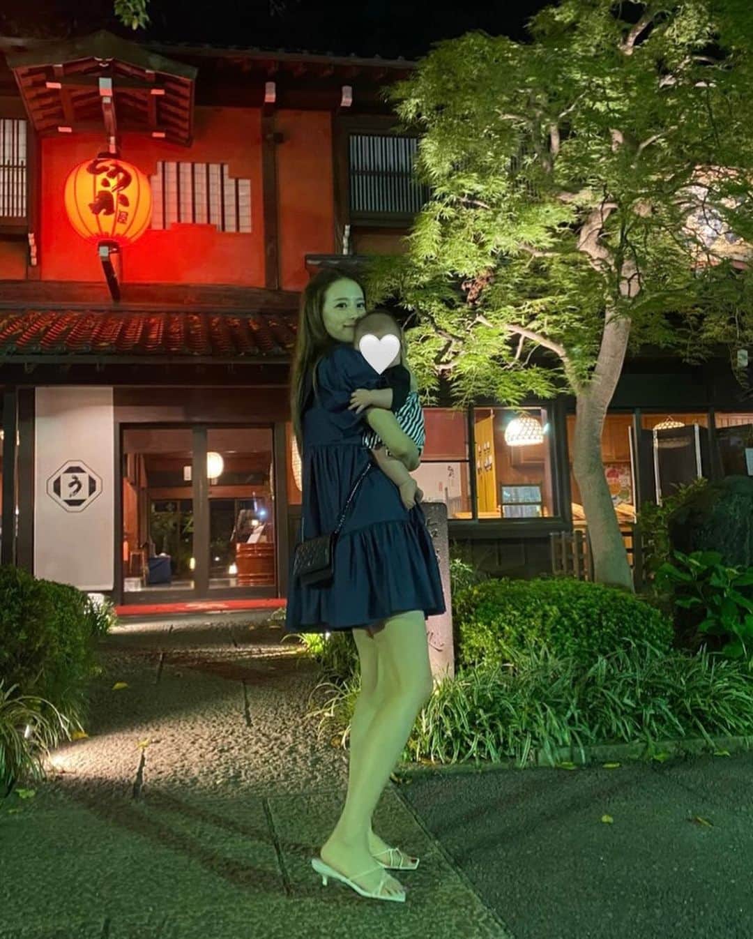 miiのインスタグラム：「お食い初め🥢🍚🌸 もうすぐ4ヶ月です💕 最近寝返りが出来るように🥹 まだ寝返り返りが出来ないから寝る時ヒヤヒヤ💦 毎日一生懸命練習してる姿が愛おしい🥹 向き癖は少しはなおってきたかな？ 頭の形が気になってて枕買いまくりです🙄 だんだんまとめて寝てくれるようになってきてママ助かってます🩷  一生食べることに困りませんように🙏✨  #お食い初め#生後3ヶ月#生後100日#100日祝い#百日祝い#お食い初めコーデ#ベビー袴#育児記録#生後4か月」