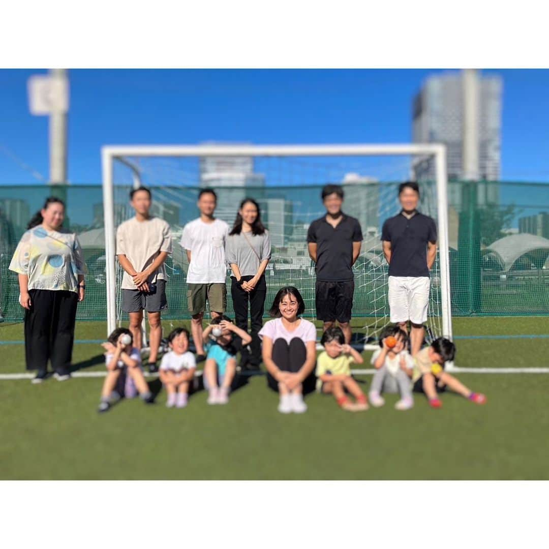 原川愛さんのインスタグラム写真 - (原川愛Instagram)「『LOOP SPORTS FESTA』の 親子体操のイベントが 昨日無事に終了しました！  プライバシーの関係で お顔は控えさせて頂きましたが… みんな本当いい笑顔☺︎  タオル使った体操や 小さいソフトボールを使って 親子で遊びながら運動しました！  ただ体操をするだけではなく… 体操を通して 今回はタオルを畳む、結ぶ、解く… いろんな事に挑戦し お手伝いや 1人でできることを 少しでも増やしてもらいたい！ そして 親子のコミュニケーションが 体操でもっと豊かになるといいなぁと願いを込めて プログラムを組んでみました！  皆さん楽しそうに 体操を一緒に行ってくださり こちらもすごく楽しかったです！  ありがとうございました♪  写真は多分… ボールの事を説明しています。笑  #三井のすまいLOOPの会員向けのイベント #LOOPSPORTSFESTA #親子体操 #体操」9月19日 22時12分 - aiharakawa93