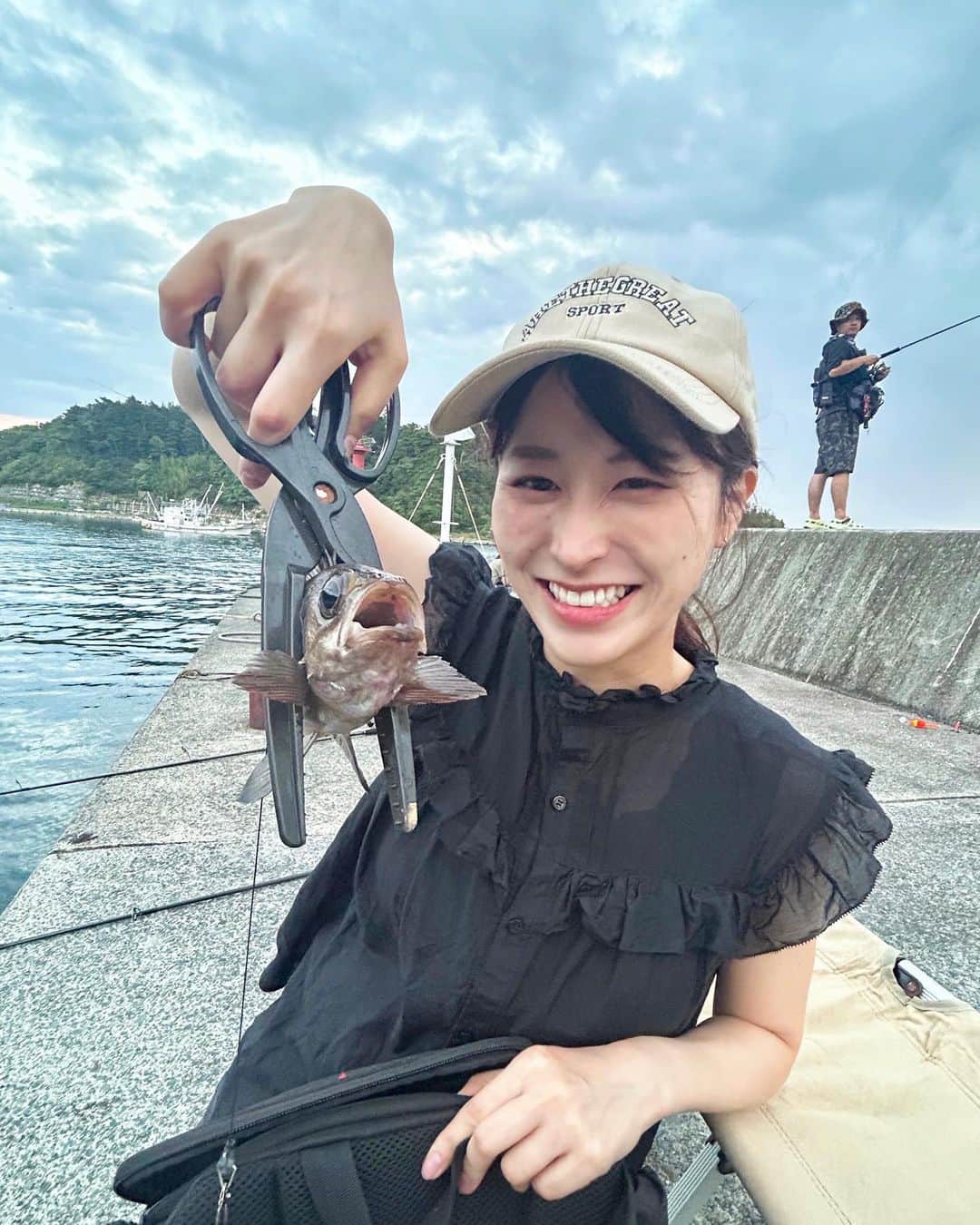 山崎聡子のインスタグラム：「週末、釣りへ🎣 イソメを自分で付けられるようになりました  #メバル #フグとイワシも釣れたよ🐟 #釣り #海釣り #次は魚を取り外せるようになりたい」