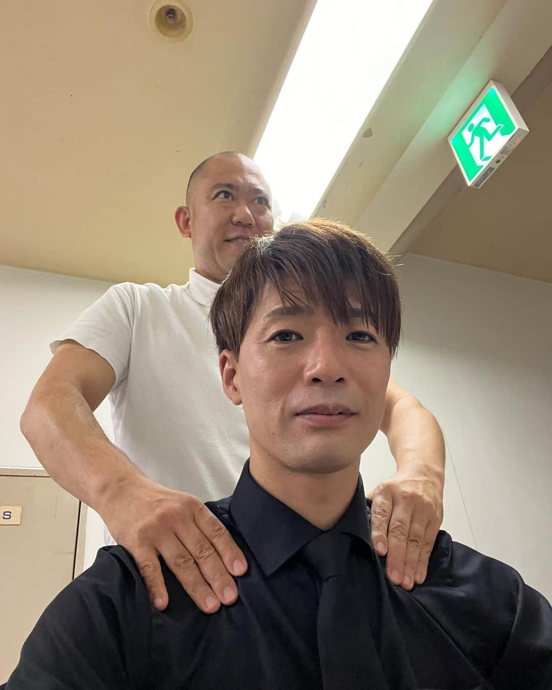 辻井亮平さんのインスタグラム写真 - (辻井亮平Instagram)「今日はナダルがマッサージしてくれました。  #ナダルマッサージ #上手い #上手いけど #もっと上の方を揉んで欲しいって #何回言うても #揉む位置は変えてくれんかった #はい ！！ #言うて #返事はよかったんやけどな #やってもらってる身やし #あんま強くは言えんかったけど #あれどういう現象なん ？ #あと揉んでる時って #そんな正面見てやってたんや 、、、 #こわっ 、、、 #山さん」9月19日 22時13分 - aironhed_tsujii