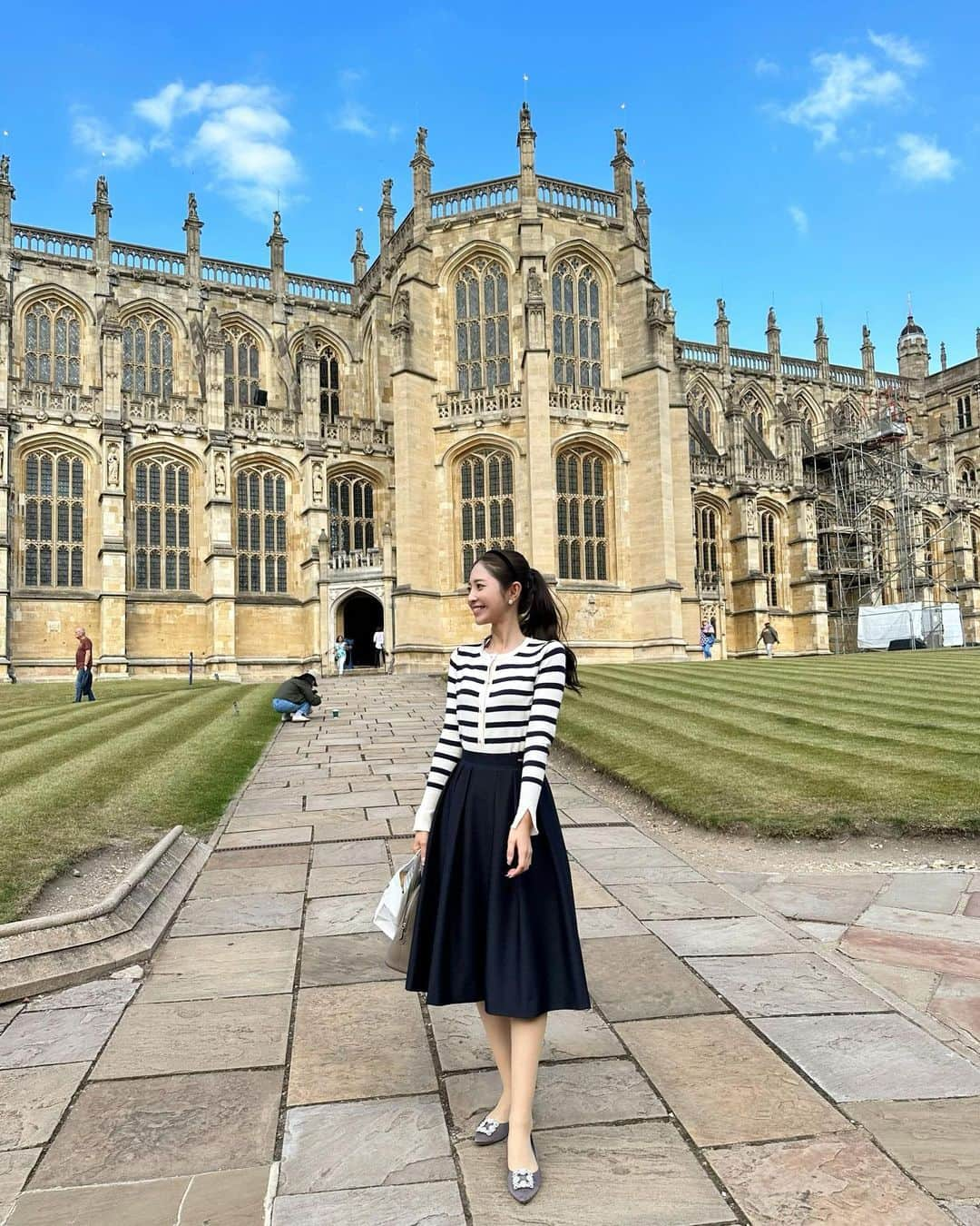 岸本沙季のインスタグラム：「📍Windsor Castle  お城の中でも1番衝撃的だったセントジョージ礼拝堂。撮影ができない所が多かたのでしっかり目に焼き付けてきました🤝🏻  tops: @zara  skirt: @kitamura_newlabel  shoes: @emma_francis_shoes   #イギリス旅行#ロンドン#骨格ウェーブ#イエベ春#ブルベ夏」