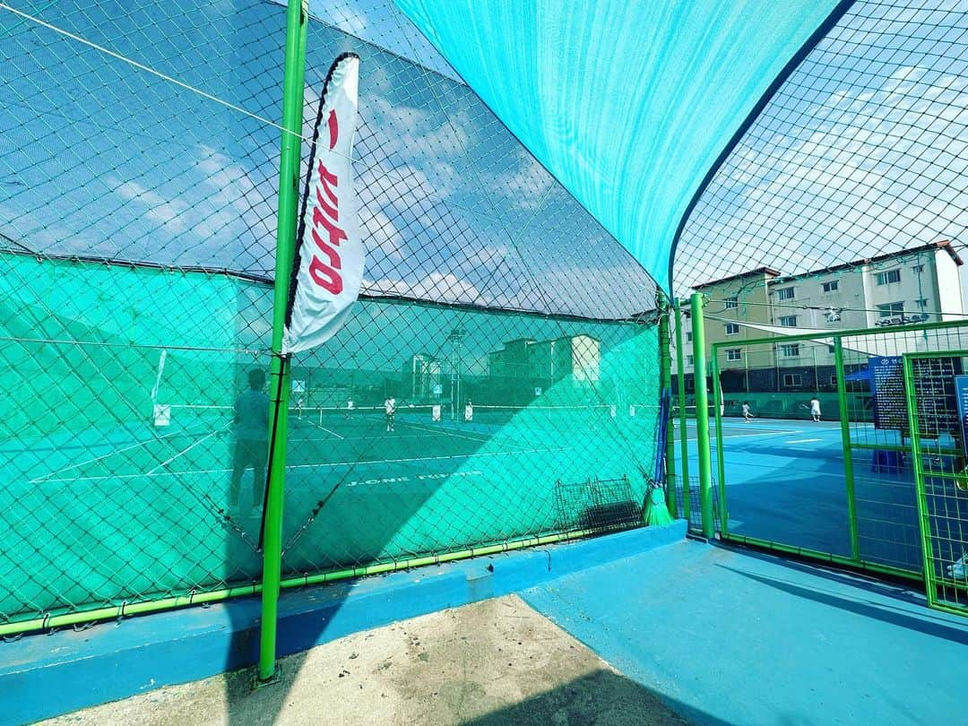 ソンヒョクのインスタグラム：「#jonetennisacademy #jejuisland  #training 🎾😘」