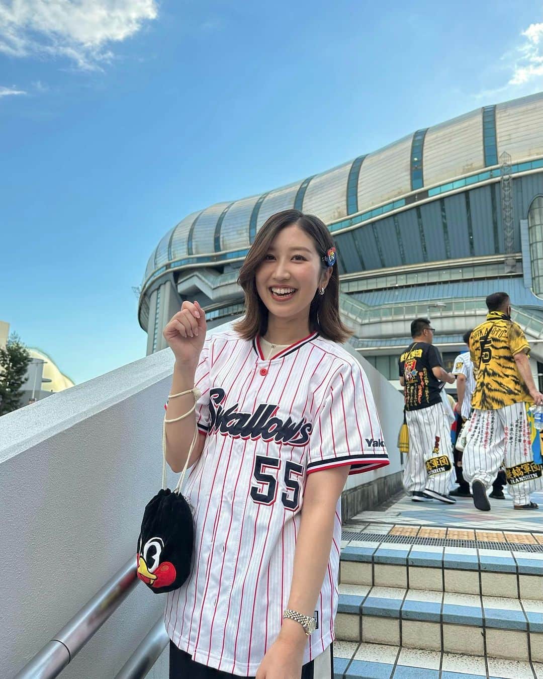 臼井佑奈のインスタグラム：「ちょっと前ですが京セラドームにヤクルトを応援しにいっていました❕ 後ろのお兄さんたちかっこいい〜🐯アウェイ感ある🖤 この日も負けました！阪神強い！優勝おめでとうございます✨✨✨  身につけているグッズが違うので写真は2枚載せちゃう🤳  #ヤクルトスワローズ #阪神タイガース #松浦と野球の話してて思い出した」