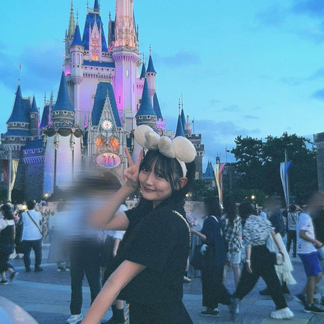 石橋颯のインスタグラム：「ディズニーランドPart2🐭🏰  ･ ･ ･  #ootd #instagood #instalike #followme #いいね #アイドル #05 #ディズニー  #ディズニーランド #シンデレラ城 #ブラックコーデ  #セットアップ #フィルムカメラ」