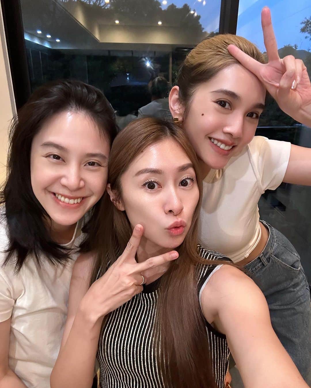 レイニー・ヤンのインスタグラム：「我愛妳們🩷  #bff #3inlove」