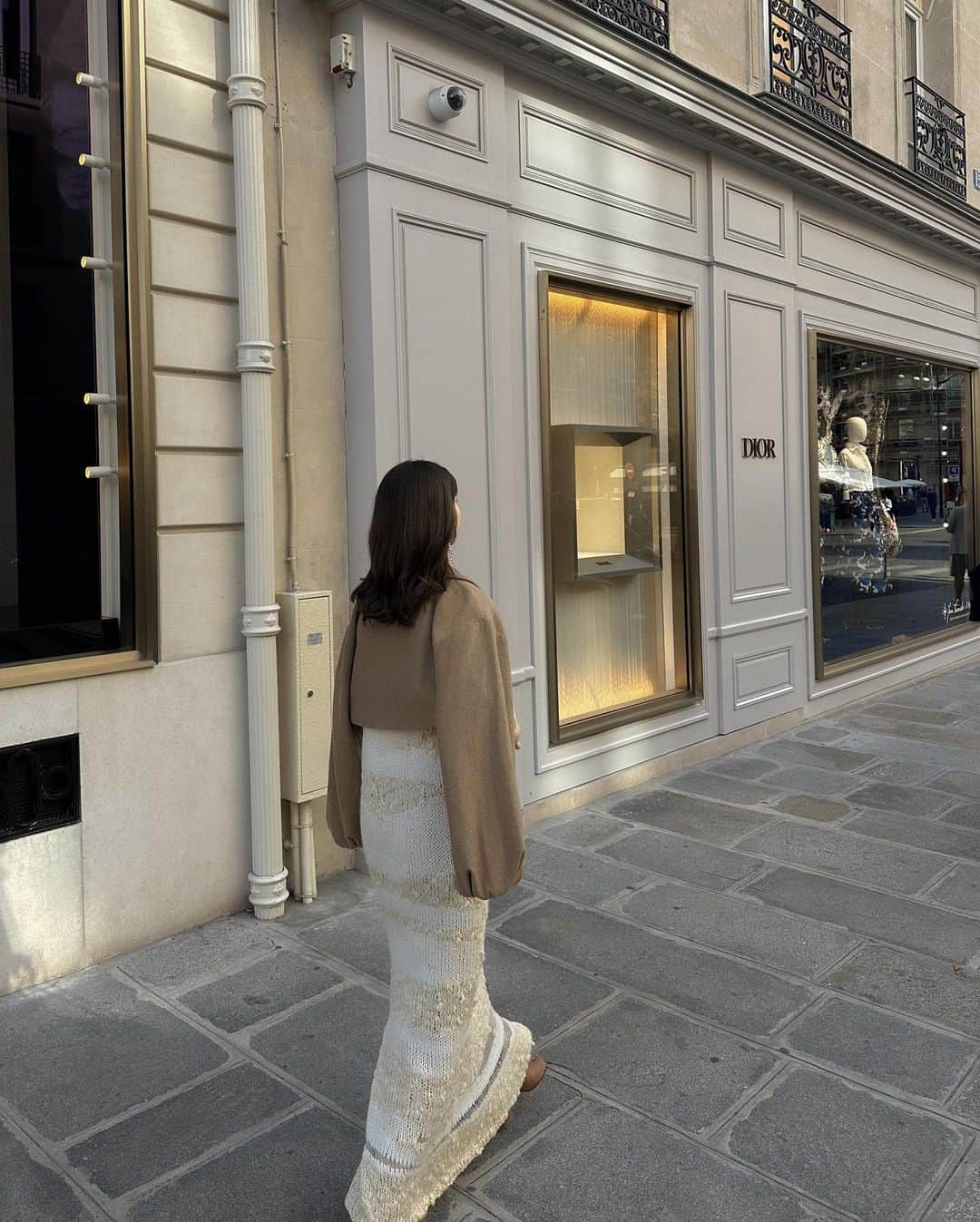 蓮音さんのインスタグラム写真 - (蓮音Instagram)「パリ1日目のコーデはワントーンで。👱🏻‍♂️ジャケットの色味とボリューム感、丈感、全部好きー！！ ㅤㅤㅤㅤㅤㅤㅤㅤㅤㅤㅤㅤㅤ パリの建物、空気、人、全部刺激的で すでに胸いっぱいすぎるな〜最高🤦🏼  ps.ジャケット、パンツもうすぐ販売です✍🏻 ㅤㅤㅤㅤㅤㅤㅤㅤㅤㅤㅤㅤㅤ #ここに住む❗️」9月19日 20時43分 - 09hasu