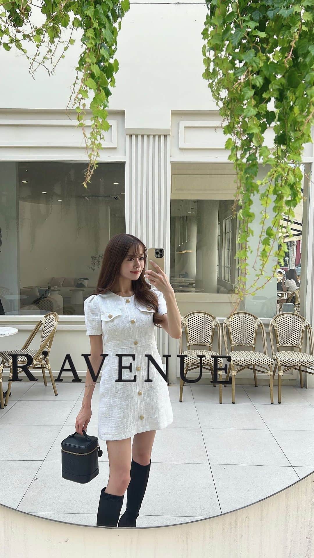 Isakoのインスタグラム：「R' AVENUE 🤍☕️  @dinoble_official のツイードワンピが 可愛く着られる時期になって来ました👗🤍  ツイードワンピコーデで行ったのは、 韓国ソウルにある可愛すぎるカフェ☕️ @r.avenue__ 🫶 　 テラス席も店内もとても広くて真っ白で ほんとーに、可愛かった🥹🤍✨  フォトスポットの外の鏡も可愛すぎました🪞  大人気カフェmooniのすぐ横なので ハシゴがおすすめ☺️✨ 　 　  　 #韓国旅行#韓国カフェ#ソウルカフェ#seoulcafe#베이커리블레어#베이커리카페#베이커리선물#송리단길카페#잠실카페#송파카페#잠실데이트#ツイード#シャネル#ブーツ#ブーツコーデ#mooni」