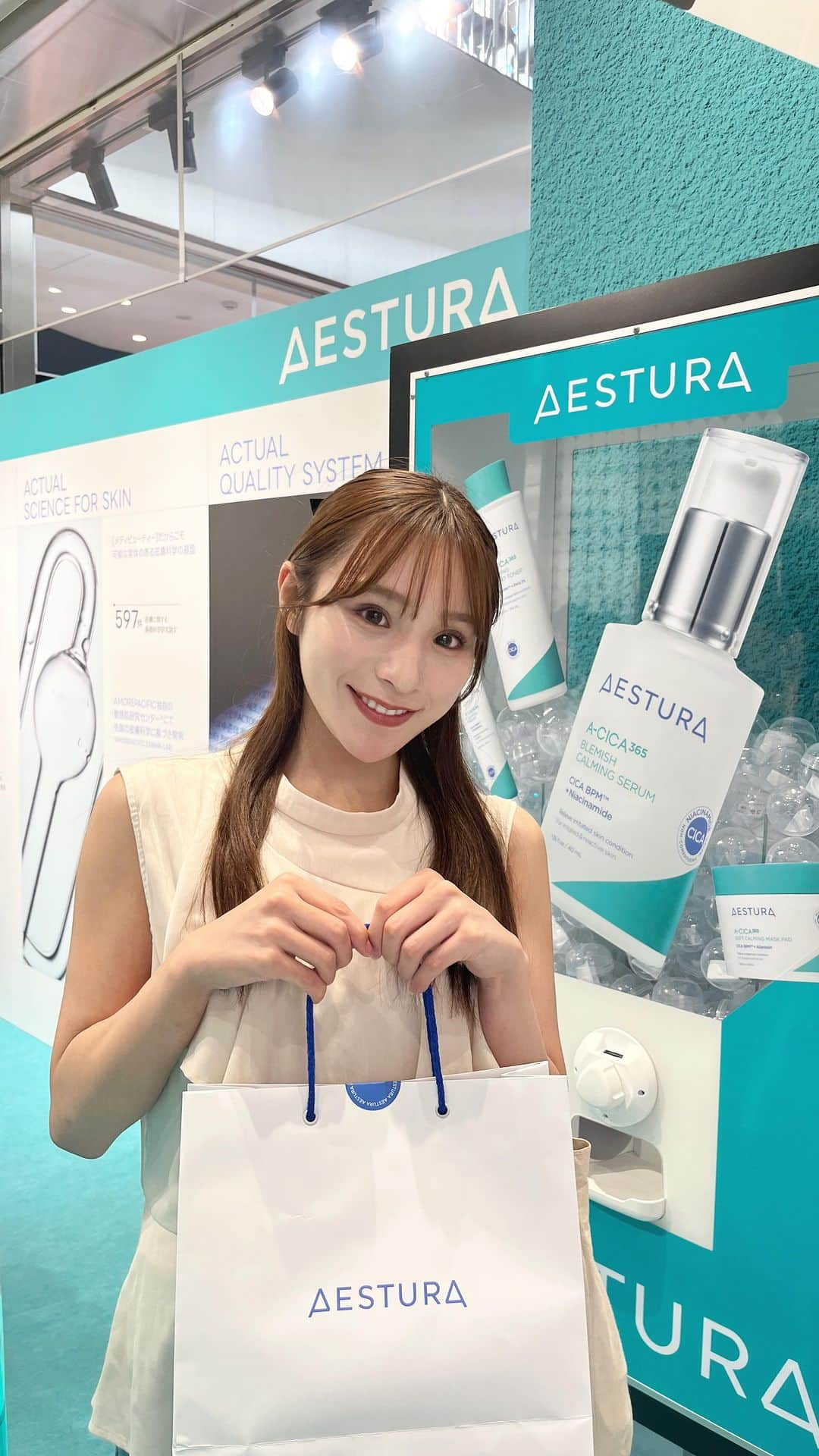 左伴彩佳のインスタグラム：「原宿のアットコスメのPOPUPに行ってきた🌤  　  前から気になってたAESTURAのスキンケアが試せたり、肌診断もできたよ🧴✨  9/26まで開催されてるみたいなのでぜひみんなも♡ 私の投稿を見て来た方にはPOPUP来場でプレゼントもあるみたい🎁  #AESTURA  #エストラ　#アモー レーパシフィック　#エイシカ365 #CICA #瞬間処方CICAセラム #pr #おいそぎcicaマスク #敏感肌　#季節が変わり目　#ゆらぎ肌　#肌荒れ　#くすみ　#ナイアシンアミド」