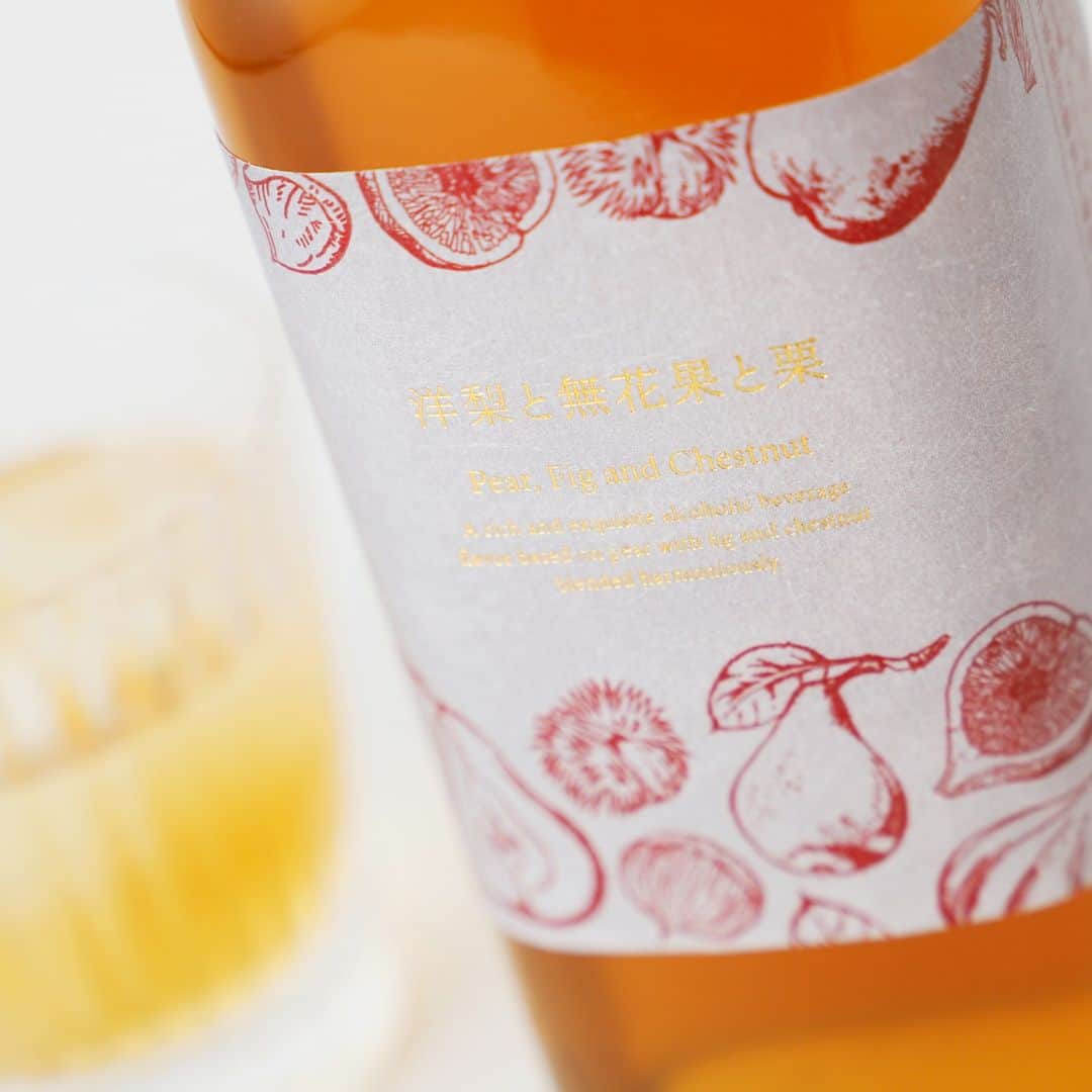 KURAND@日本酒飲み放題さんのインスタグラム写真 - (KURAND@日本酒飲み放題Instagram)「秋の味覚の贅沢リキュール  山形県産ラ・フランスの上品な香り。 モンブランのような栗のコク。 いちじくの優雅な風味。  それら3つを組み合わせたら、 魔法のように幸せな美味しさに。 秋のクラフト果実酒。  『 洋梨と無花果と栗 』  秋の恵みのハーモニーを楽しめる 甘美で優雅なリキュールです。  ---------------------------- お酒はすべてオリジナル！ オンライン酒屋の「クランド」です。  ここでしか出会えないお酒がたくさん！ 他のお酒や企画はプロフィールのURLから →@kurand_info ----------------------------  お酒にまつわる情報を発信中。 フォローやいいねお待ちしています🥂  #酒ガチャ #クランド #お酒好きな人と繋がりたい #リキュール #お酒 #果実酒 #クラフト酒 #お酒大好き #お酒好き」9月19日 20時45分 - kurand_info