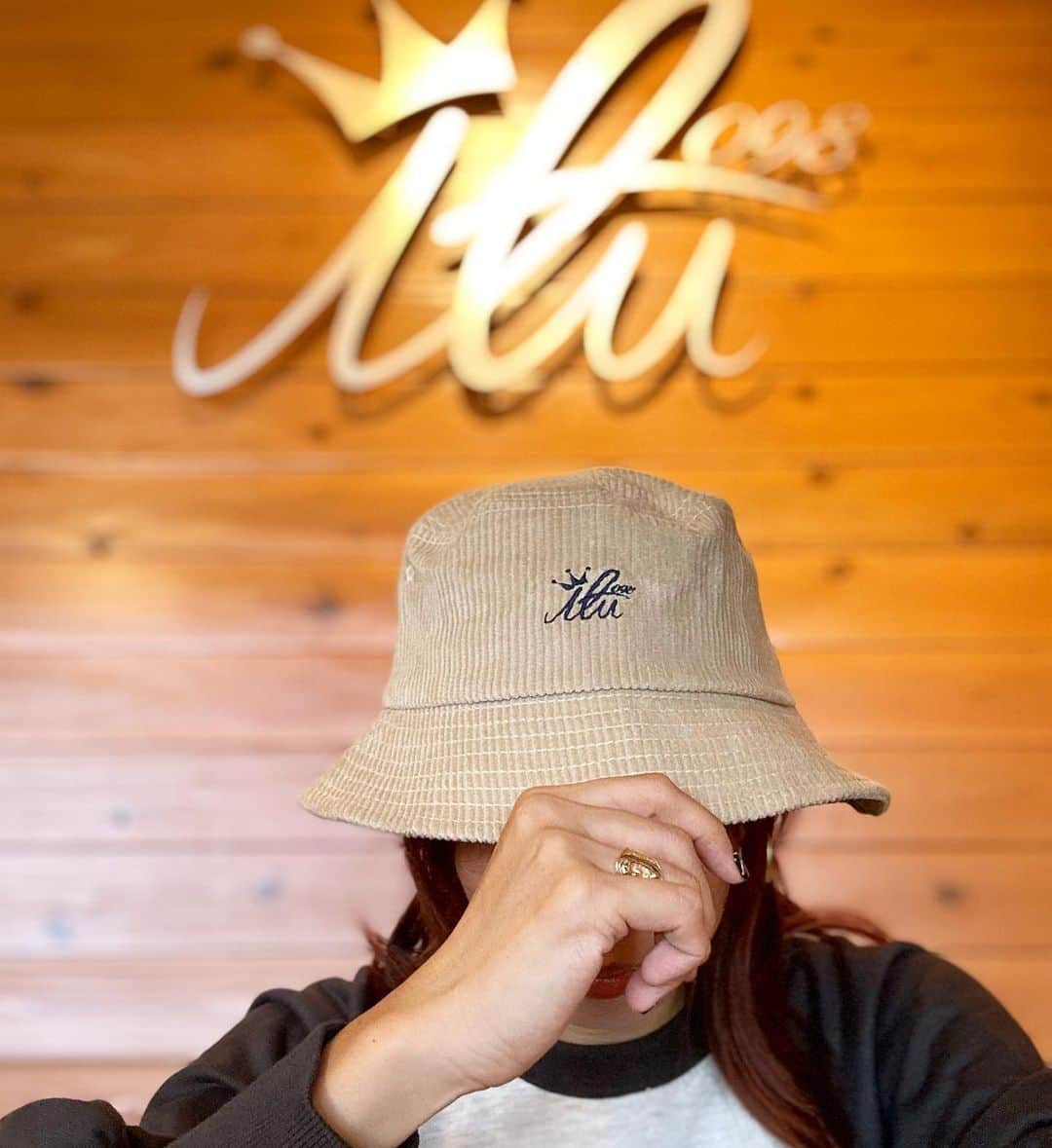 original brand 【ilu098】のインスタグラム：「遂に登場するよ。 コーデュロイのバケットハット ワクワクドキドキ！  店舗: 9/20(水)11時~ Web: 9/20(水)19時~  #ilu098 #バケットハット #アイルキャップ #バケハ」