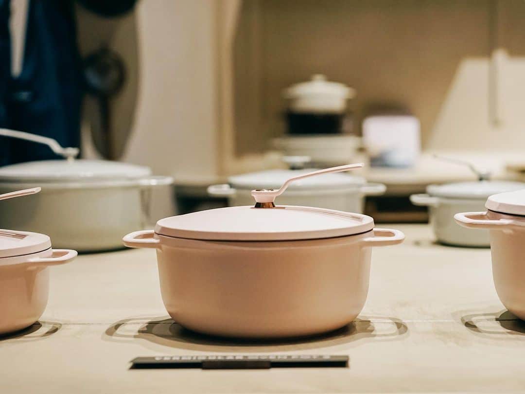 つがねゆきこのインスタグラム：「. バーミキュラ新製品 #オーブンポット2  想像を、限界を超えてきた。  鋳物なのに、重くない。  軽くするために薄さを追求し 美味しさの為に必要な所に厚みをもたせているそう。  世界一、素材本来の味を 引き出す鍋という想いは全くブレない。  諦めず追求された機能美と製品美は、 日本の熟練職人の卓越した技術ゆえに生まれてる。  予約開始▶︎9月26日(火) 発売▶︎▶︎10月9日(月  新製品発表会での 愛知ドビー土方社長、副社長の言葉は、 日本を誇りに思えるほど格好良かった。  こんなに格好いい大人がいる。 子ども達にも声を大にして伝えたい。  沢山の人に体感してほしい！！  #vermicular  #ovenpot #ovenpot2 #バーミキュラ #バーミキュラ好きと繋がりたい #リクラフト」