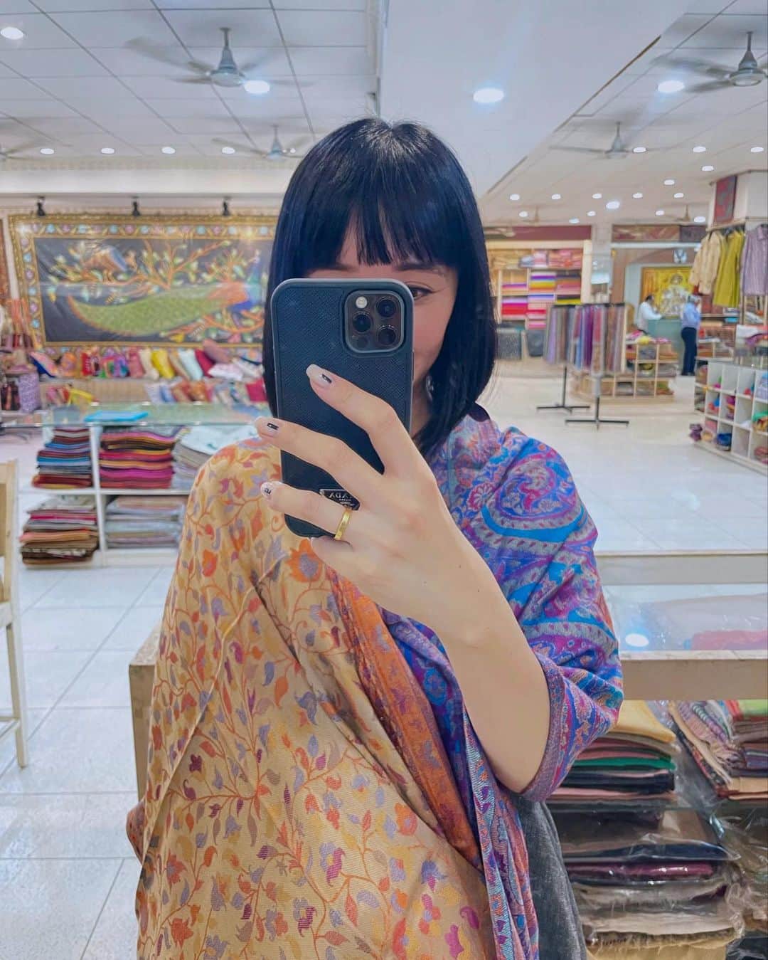 カオルコのインスタグラム：「あれこれ買いに布屋さんへ。 にしてもご機嫌。 馴れ馴れしいなぁ。私がwwぎゅっと引き寄せられても全然平気でした。なんの報告だか。２枚目の写真ね。 おじさまと結構お話しして、これが似合うだの色々進められたのはひとつも購入せず。私の好きな物と一致せずw でも楽しかったよ。 @mylan_official のワンピースをとっても褒められて、どこのどこの？って聞かれて日本のよって。日本はいいなぁって漠然と褒められて、みんなで来てねって伝えたよ。 初任給が5万円くらいだからなかなか難しいよね。エンジニアが高給取りなんだって。  #fashion #シルク  #shopping  #travel  #会社にも買おう #お土産」