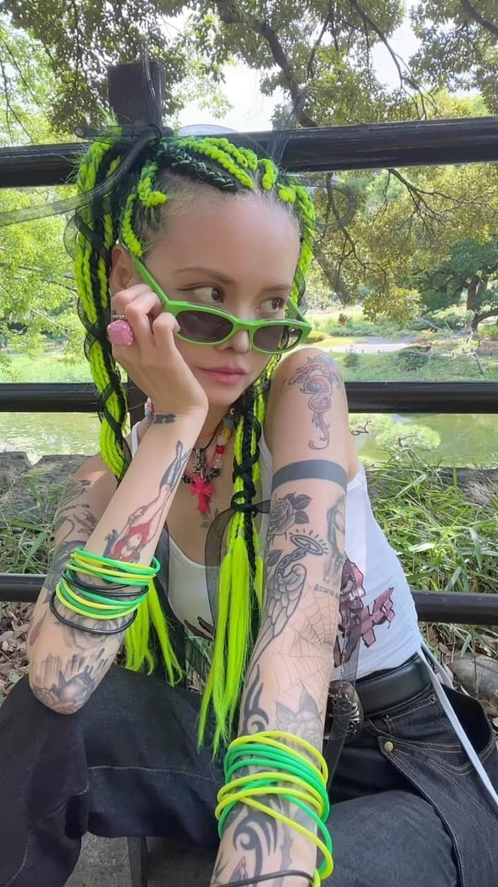 のインスタグラム：「🫧🧚🏻‍♀️🐇🍰🪽 #cyberpunk #braids #cornrows  #ブレイズ #コーンロウ」