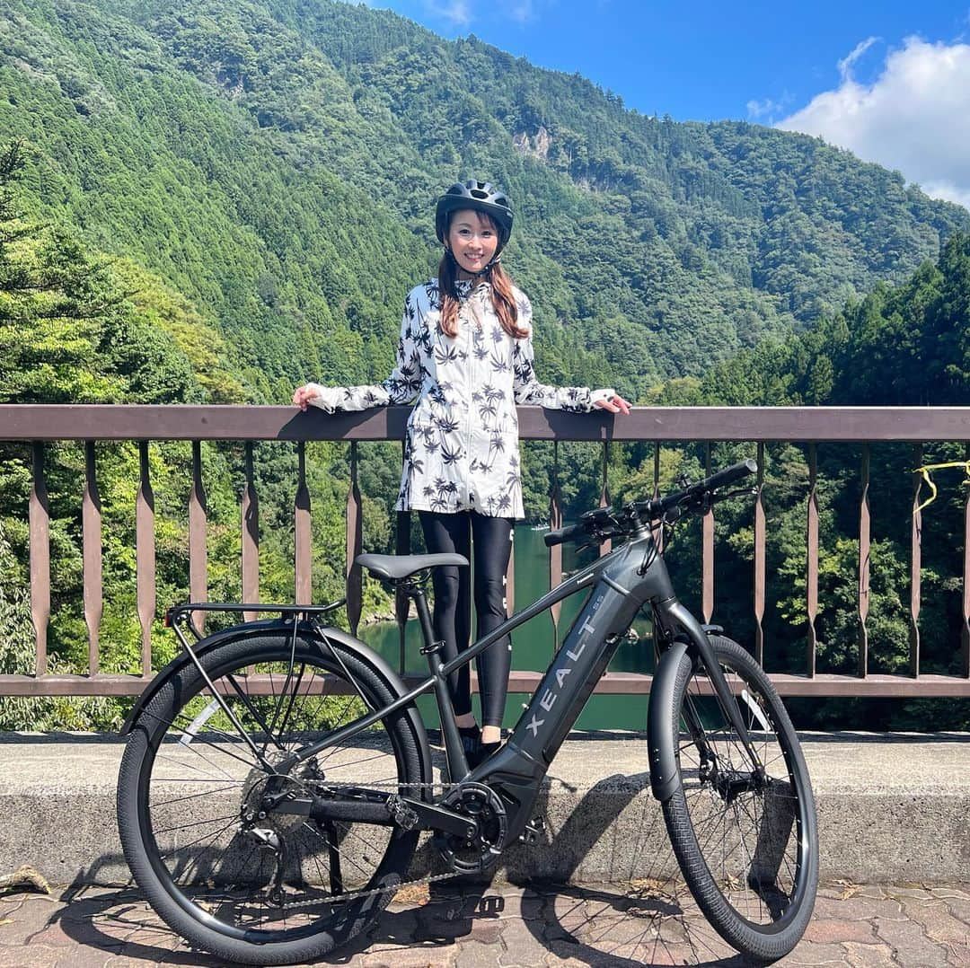 楪望さんのインスタグラム写真 - (楪望Instagram)「* 今回奥多摩で乗ったXEALT S5🚵‍♀️ ブラックの車体だったので、ウェアはモノトーンコーデでまとめました🤍🖤  夕方から雨予報で、帰り道🌧️若干降られちゃいましたが… 概ね晴れていたので、結果オーライってことで💮 #panasonic #panasonicbike #パナソニックバイク #パナソニック #親善大使 #アンバサダー #アナウンサー #自転車コーデ #モノトーン #マウンテンバイク #eバイク #mtb #ebike #mountinbike #xealt #東京 #奥多摩 #夏 #summer #初秋 #避暑地 #イベント #ライド #サイクリング #トレッキング #沢遊び #川遊び #🚲 #🚵‍♀️」9月19日 20時56分 - nozomi_yuzuriha_official