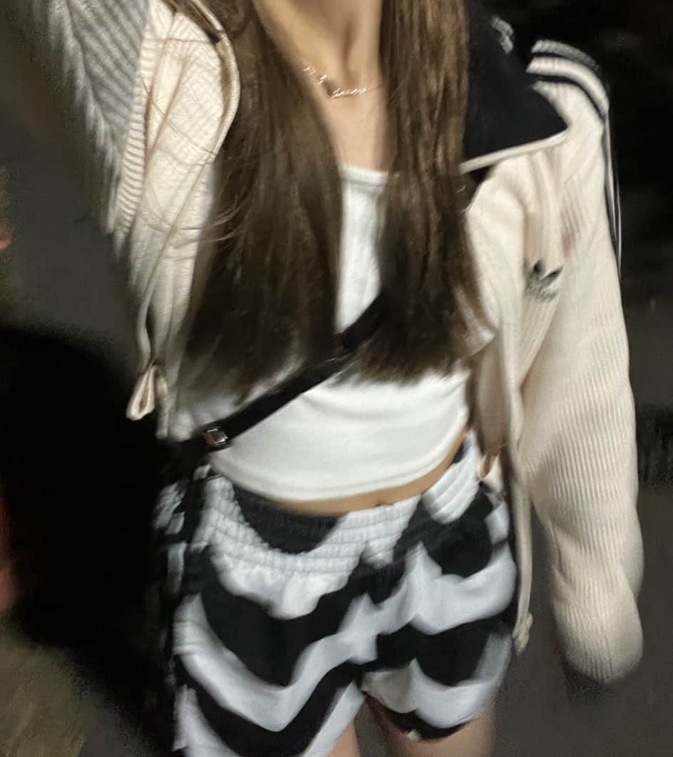 島田キラリのインスタグラム：「#きらりstyle やっぱりストリート系が好きだなってあらためて感じる今日この頃🤍🖤  ファッションって自分の好きを表せるものだよね^^」