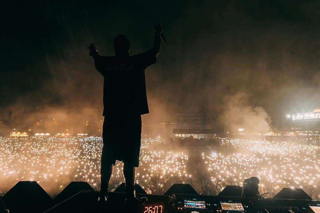 セバスチャン・イングロッソのインスタグラム：「Ok guys that might have been the craziest 48h of my life literally flew around the planet - but I spent it with people I love with music and with you all! And I meet some new friends that inspired me so much so I can't be happier right now!」
