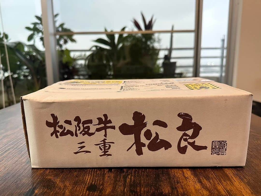 Yuri Sakuraiさんのインスタグラム写真 - (Yuri SakuraiInstagram)「小川麻琴さんから、嬉しい誕生日プレゼントが届きました！  毎年、毎年、お誕生日にわざわざプレゼントを送ってくれるまこっちゃん！ 今年もありがとう！！  いつも自分の好きな物を密かにリサーチして、 送ってきてくれる彼女の心配りはいつも本当に暖かい気持ちにさせてもらってます！ 今年は高級なお肉！！  早速仲間にもシェアして いただいたのですが、めちゃめちゃ柔らかくて、 口に入れた瞬間に感じるお肉の美味しさが、 口の中に広がって、幸せな気分になりました！  まこっちゃんは、 持ち前の明るさでまこっちゃんのいる場所をめちゃめちゃ明るい雰囲気にしてくれるのですが、ただ明るいだけじゃなく、人を楽しませたい気持ちと、周りに気遣える心配りが、 フリーになった今でもお仕事の依頼を沢山いただけたり、周りに素敵な方々が集まる人間力なんだなといつも感じています！  まこっちゃんいつもありがとう！！  #誕生日#誕生日プレゼント#誕プレ#高級肉#お取り寄せ#お取寄せ#小川麻琴 さん#元#モーニング娘#ハロプロ#ウミカジテラス#カフェオーナー#瀬長島#カフェ #mkcafe#birthday#okinawa#umikajiterrace#okinawajapan#okinawatrip#cafe」9月19日 20時49分 - yuri_sakuraiii