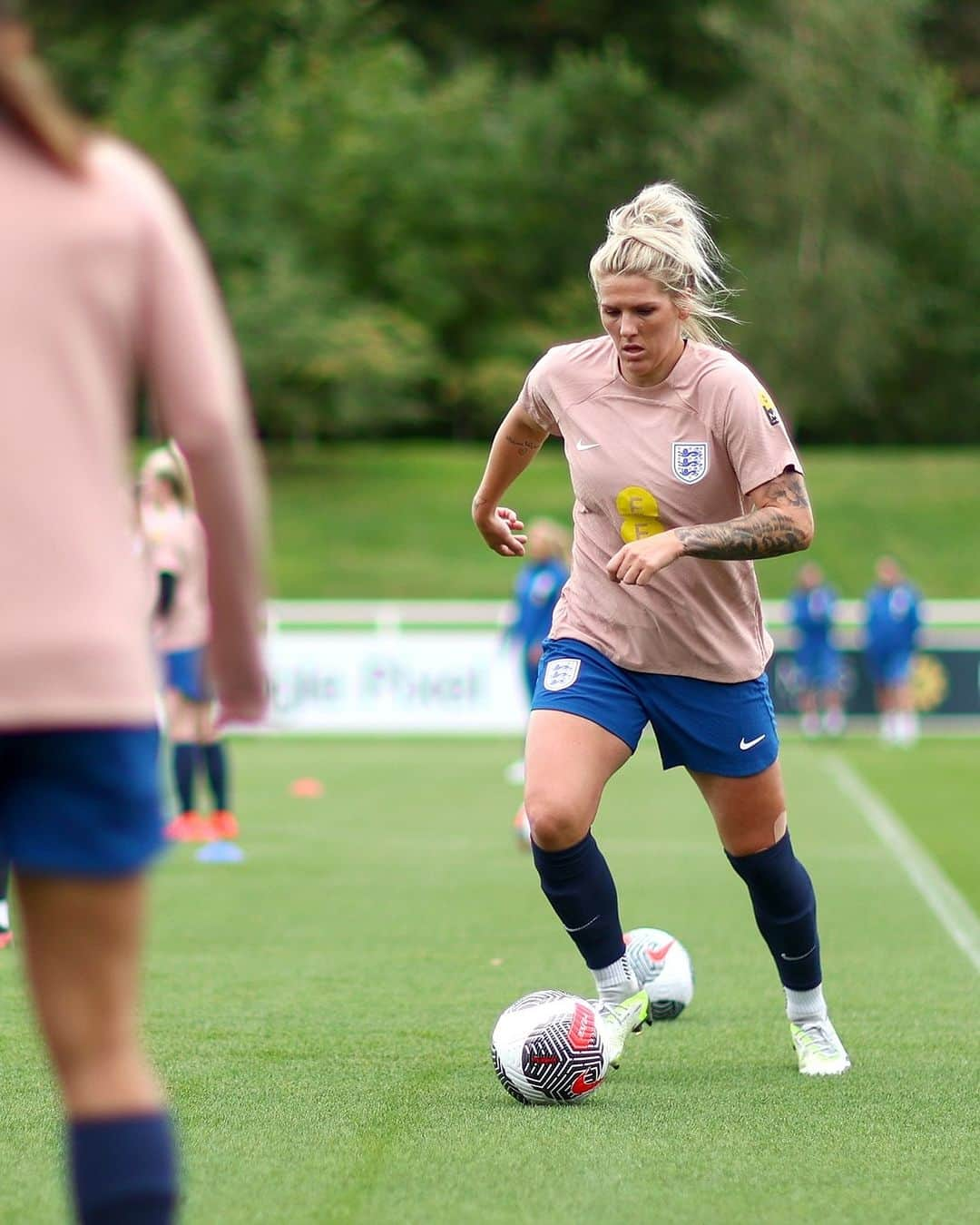 サッカー イングランド代表チームさんのインスタグラム写真 - (サッカー イングランド代表チームInstagram)「Our #FIFAWWC finalists are back 👊」9月19日 20時49分 - england