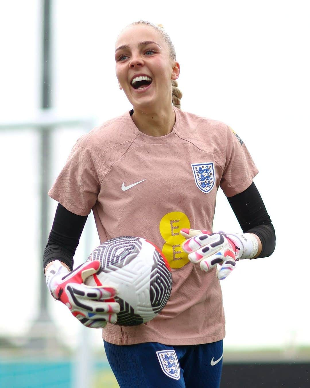 サッカー イングランド代表チームさんのインスタグラム写真 - (サッカー イングランド代表チームInstagram)「Our #FIFAWWC finalists are back 👊」9月19日 20時49分 - england