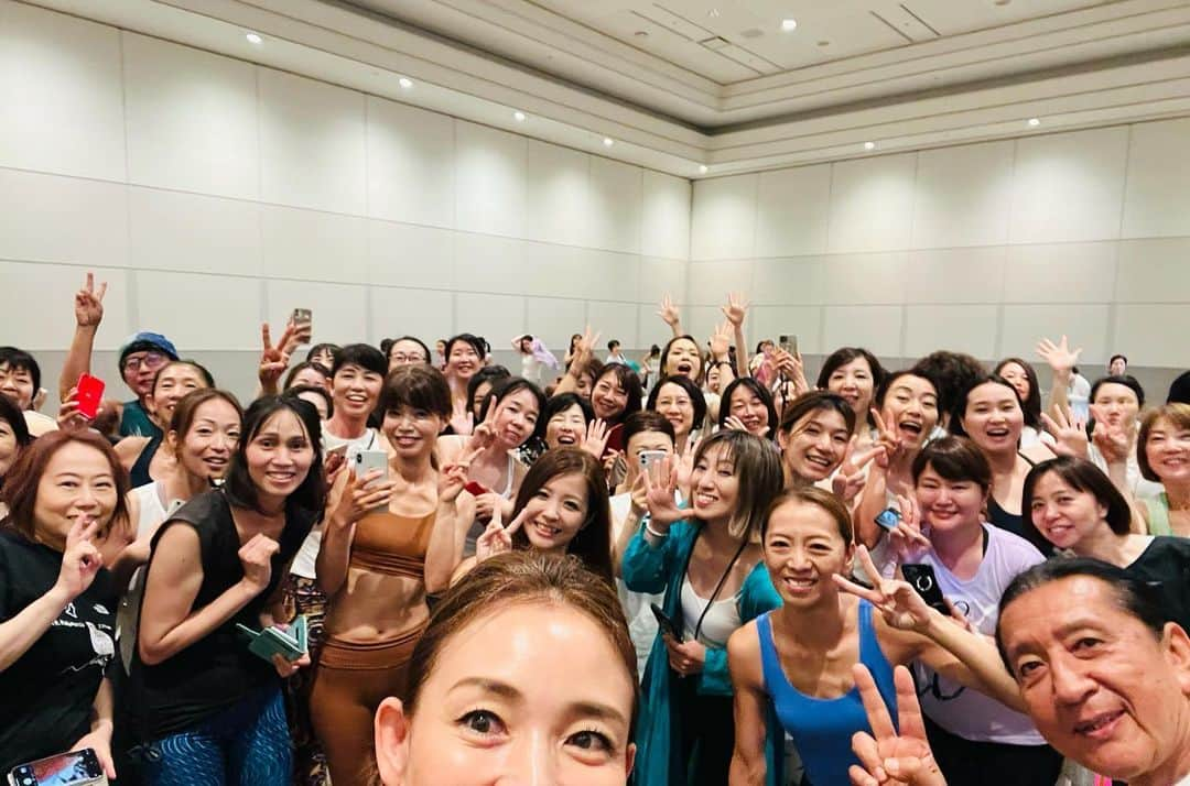 SHIHOさんのインスタグラム写真 - (SHIHOInstagram)「Thank you for coming @yogafestjp ❤️  15年目になるヨガフェスタにて、今年も リアル&オンラインで本当にたくさんの方々が 参加してくださり、感激でした🥲💓  師匠であり、いつも支えてくださる  @kenharakuma 先生も、ありがとうございます！  久々のクラスは、緊張したり不安やとまどい もあり、伝える難しさを痛感しつつも、 大好きなヨガの世界を、皆さんと共有できて 本当に幸せなひとときでした☺️🙏🏻  今回は、サウンドセラピストの @crystalom_tokyo  さんに特別にクリスタルサウンドを作って いただいたのですが、かなりスペシャルな シャバアサナの時間になりました。(8枚目)  サウンドでかなり深くリラックスできたおかげか、 終わった後は頭の中も、心身も不思議なくらい スッキリしていて😳  音の振動って、無条件に体の中の細胞が 変化する気がして、興味津々。  次はクリスタルサウンド瞑想✨をしてみたい って思いました！  またみなさんと一緒にヨガ＆瞑想ができますように💓  15년째 요가 페스타로 올해도 리얼&온라인에서 정말 많은 분들이 참석해주셔서 감격스러웠어요🥲💓  스승이시며 언제나 지지해 주시는  @kenharakuma 선생님도 감사합니다!  오랜만에 하는 클래스라서 긴장하고 불안하거나 당황스럽기도 했지만 전달하는 어려움을 통감하면서도 사랑하는 요가의 세계를 여러분과 공유할 수 있어서 정말 행복한 시간이었어요☺🙏🏻🙏🏻  이번에는 사운드 테라피스트 @crystalom_tokyo  님께 특별히 크리스탈 사운드를 만들어서 받았는데 꽤 스페셜한 샤바 아사나의 시간이 되었습니다.(여덟 번째 사진)  사운드로 꽤 깊고 편안해진 덕분인지 끝나고 나니 머릿속도 심신도 신기할 정도로 깔끔하고 😳  소리의 진동이란 무조건 몸속의 세포가 변화하는 것 같아서 흥미진진해요.  다음은 크리스탈 사운드 명상✨을 해보고 싶다고 생각했어요!  다시 여러분과 함께 요가&명상을 할 수 있기를💓  #thankyou #everyone #kenharakuma #crystalom #yogafest #love #yoga #meditation #SHIHO #ヨガ #フェスタ #呼吸法 #シャバアサナ #瞑想 #yogawear @santhosha.yoga  #yogamatt @the_weekend_hotel」9月19日 20時50分 - shiho_style