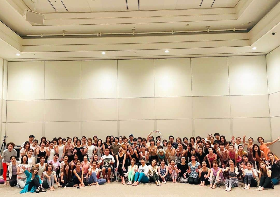 SHIHOのインスタグラム：「Thank you for coming @yogafestjp ❤️  15年目になるヨガフェスタにて、今年も リアル&オンラインで本当にたくさんの方々が 参加してくださり、感激でした🥲💓  師匠であり、いつも支えてくださる  @kenharakuma 先生も、ありがとうございます！  久々のクラスは、緊張したり不安やとまどい もあり、伝える難しさを痛感しつつも、 大好きなヨガの世界を、皆さんと共有できて 本当に幸せなひとときでした☺️🙏🏻  今回は、サウンドセラピストの @crystalom_tokyo  さんに特別にクリスタルサウンドを作って いただいたのですが、かなりスペシャルな シャバアサナの時間になりました。(8枚目)  サウンドでかなり深くリラックスできたおかげか、 終わった後は頭の中も、心身も不思議なくらい スッキリしていて😳  音の振動って、無条件に体の中の細胞が 変化する気がして、興味津々。  次はクリスタルサウンド瞑想✨をしてみたい って思いました！  またみなさんと一緒にヨガ＆瞑想ができますように💓  15년째 요가 페스타로 올해도 리얼&온라인에서 정말 많은 분들이 참석해주셔서 감격스러웠어요🥲💓  스승이시며 언제나 지지해 주시는  @kenharakuma 선생님도 감사합니다!  오랜만에 하는 클래스라서 긴장하고 불안하거나 당황스럽기도 했지만 전달하는 어려움을 통감하면서도 사랑하는 요가의 세계를 여러분과 공유할 수 있어서 정말 행복한 시간이었어요☺🙏🏻🙏🏻  이번에는 사운드 테라피스트 @crystalom_tokyo  님께 특별히 크리스탈 사운드를 만들어서 받았는데 꽤 스페셜한 샤바 아사나의 시간이 되었습니다.(여덟 번째 사진)  사운드로 꽤 깊고 편안해진 덕분인지 끝나고 나니 머릿속도 심신도 신기할 정도로 깔끔하고 😳  소리의 진동이란 무조건 몸속의 세포가 변화하는 것 같아서 흥미진진해요.  다음은 크리스탈 사운드 명상✨을 해보고 싶다고 생각했어요!  다시 여러분과 함께 요가&명상을 할 수 있기를💓  #thankyou #everyone #kenharakuma #crystalom #yogafest #love #yoga #meditation #SHIHO #ヨガ #フェスタ #呼吸法 #シャバアサナ #瞑想 #yogawear @santhosha.yoga  #yogamatt @the_weekend_hotel」