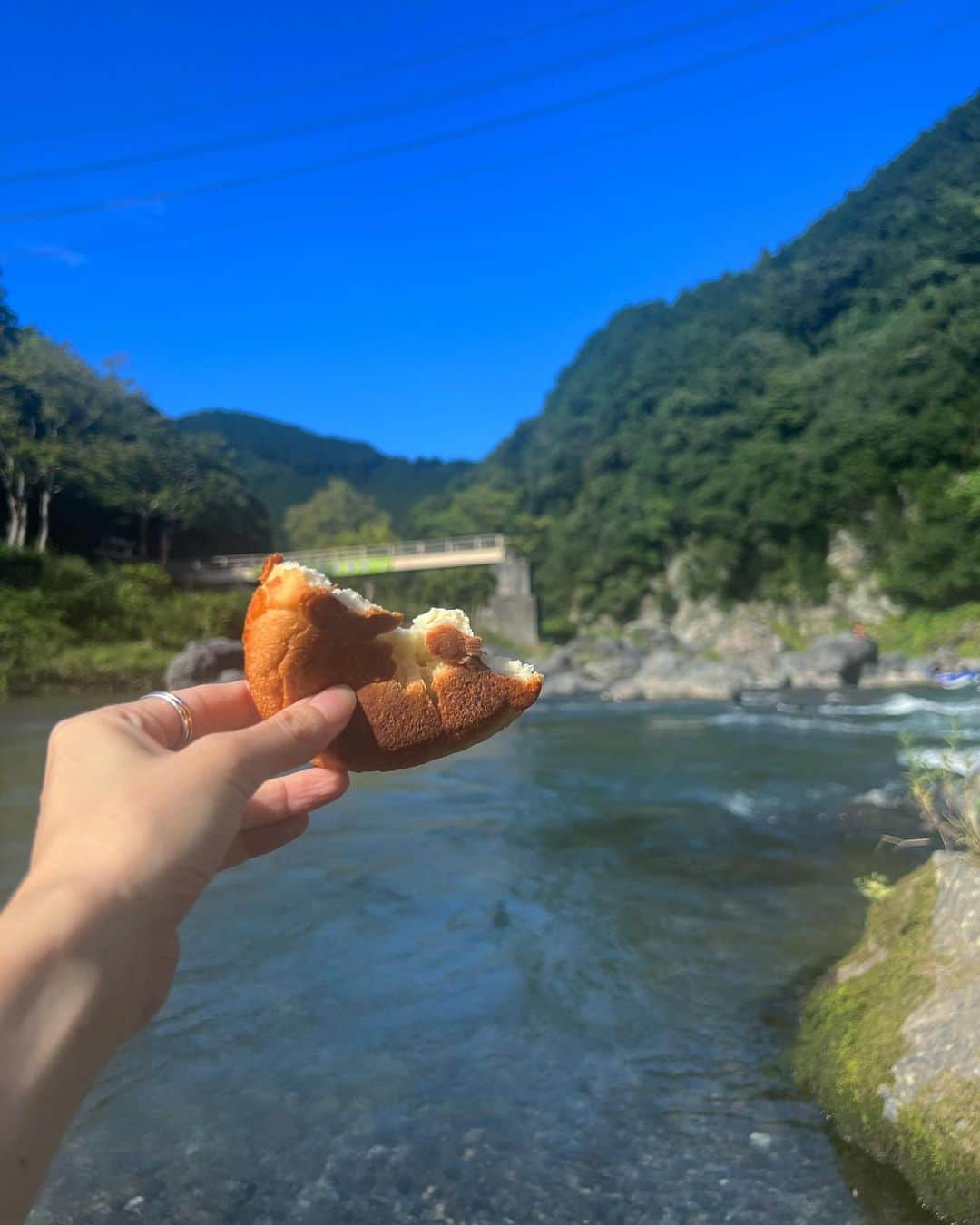 上野 紗也加さんのインスタグラム写真 - (上野 紗也加Instagram)「. 川といっても入れるところを探すのは難しという学び あと川はなに食べてもうまい🧜‍♂️」9月19日 20時52分 - __syaka__