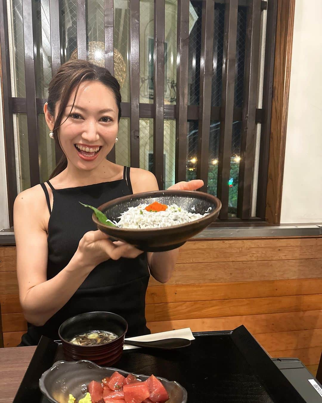 karenのインスタグラム：「海鮮丼食べにドライブした🐟🩵  風つよすぎて髪型セットした意味なくなった。風よ、、、あの時間返せ。笑  #デート #海鮮丼 #湘南 #湘南グルメ」