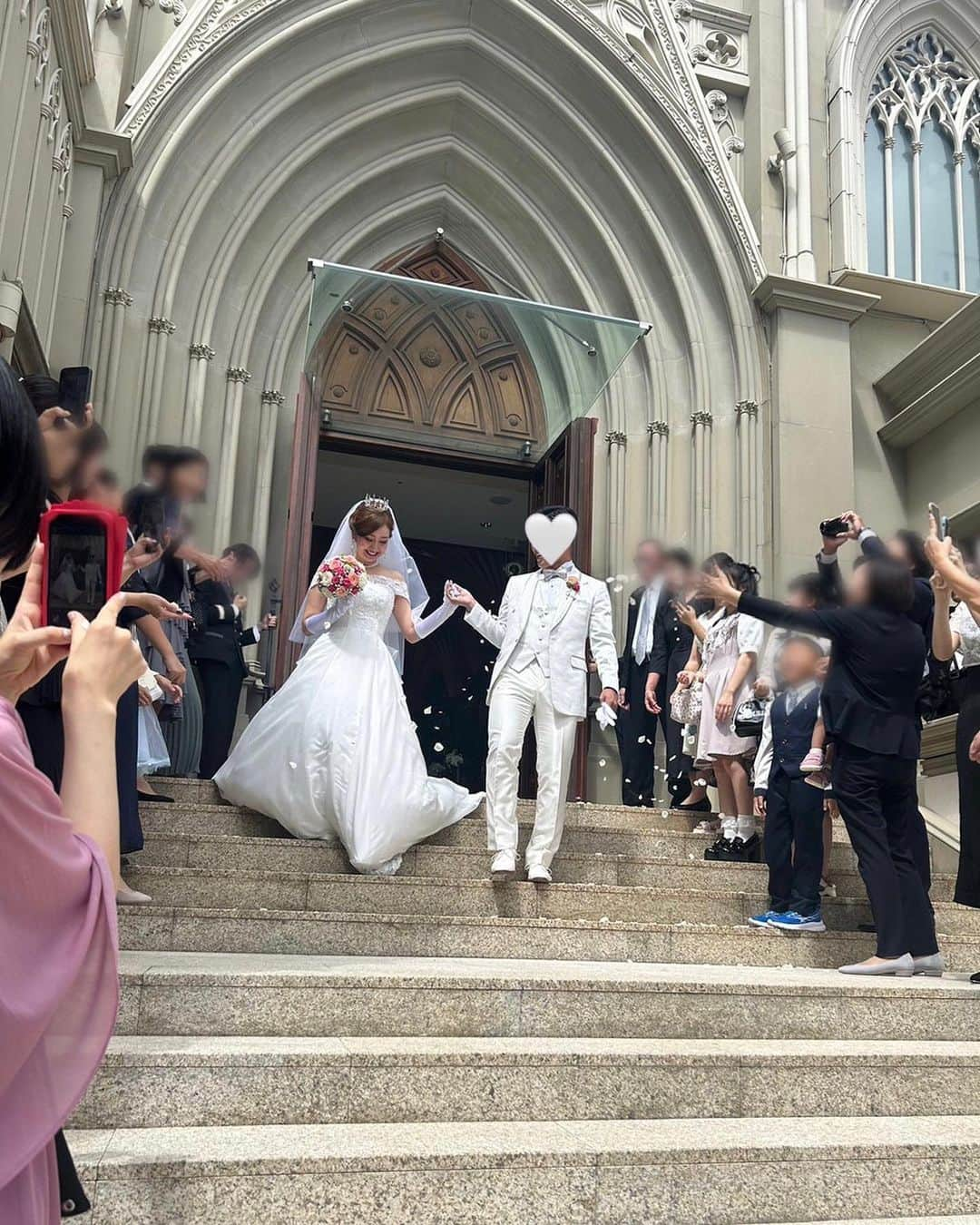 沢井里奈さんのインスタグラム写真 - (沢井里奈Instagram)「⠀ ⠀ 先日、さらの結婚式でした💍💐  さららしい笑顔溢れる結婚式で とっても幸せな気持ちになりました🥹💕💕 可愛くて美しくて、、 ほんとジャスミンでした👑💚 (ジャスミンはさらが好きなプリンセス👸🏻)  呼んでくれてありがとう🥰 末永くお幸せに🫶🏻🫶🏻🫶🏻  さらはdelaの2期生で💚 2期生のあやね🧡まこと💛 3期生のゆりりん💜ありさ🩷にも 久しぶりに会えて嬉しかった！！ 余興も素敵な思い出です☺️💓💓 ⠀ ⠀ #happywedding #結婚式」9月19日 20時56分 - sawairina