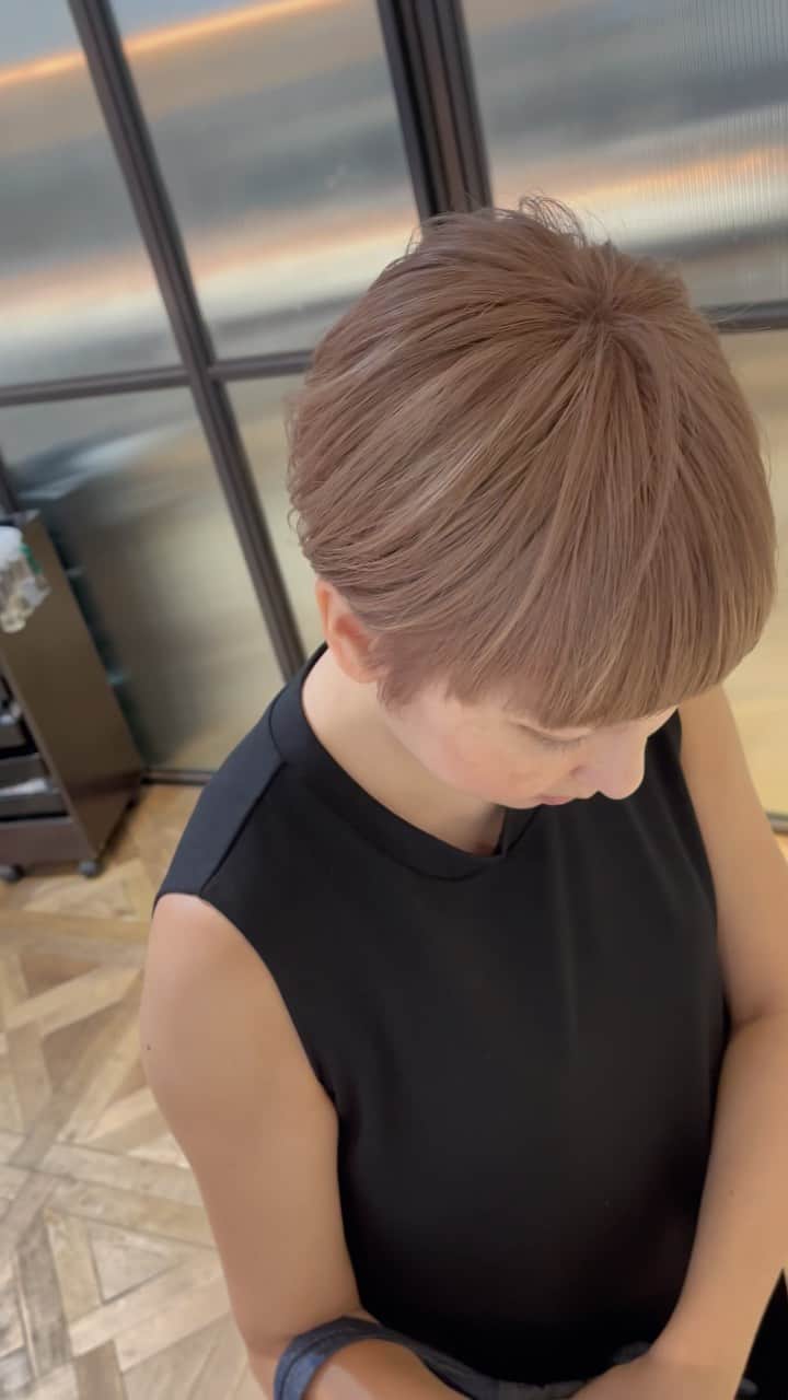Takemi Yoshiokaのインスタグラム：「全頭ブリーチ🔥 ちなみに白髪さんです！ わからないでしょ！？ 今までの履歴などもあります。 最低３回は担当させて頂ければ綺麗になります。 ダメージも無くなっていきますので一緒に育毛しましょう！  @takemi12mg  BEBE 表参道 東京都港区南青山4-26-16miroom南青山B1F  💡バレイヤージュやブリーチをする際は 髪質改善トリートメント【ストレートではありません】 をしながらをお勧めします。  💡白髪染めしながらのバレイヤージュ是非お待ちしています。  💡ご予約はプロフィールに記載の ULRからネット予約でお願い致します。  ◆メニュー  バレイヤージュカラーのみ ¥25000  バレイヤージュ×髪質改善トリートメント ¥35000  他メニューも公式HPに記載しております。  ◆ケアブリーチはもちろん！ ブリーチ自体も根本や毛先、 ブリーチ歴、髪の状態により配合やパワーを変えてやります。 特別処方で髪質改トリートメントをするので、 髪の強度やブリーチによるゴワつき広がりを抑えています。 最小限のダメージで済み、 来店時よりも髪質が良くなります。  💐ブリーチは積み重ねで作り込んでいくものです。 今までのカラー履歴や状態もありますが、 2.3回来店頂きベースを作らないといけませんので、 一緒に髪の毛を育てていきましょう！  追伸 公式ブログの方で、 バレイヤージュとハイライトグラデーションの違い。 &白髪でもバレイヤージュという 記事書いています。 🔥プロフィールのストーリーハイライトに ブログのリンクあります。 白髪バレイヤージュの方は是非ご一読下さい！  #ケアブリーチ 使用 #バレイヤージュ #コントラストハイライト #海外カラー #バレイヤージュカラー #青山美容室 #港区ママ #外国人風カラー #balayage #表参道美容室  #白髪染めに見えない白髪染め #白髪ぼかしハイライト」