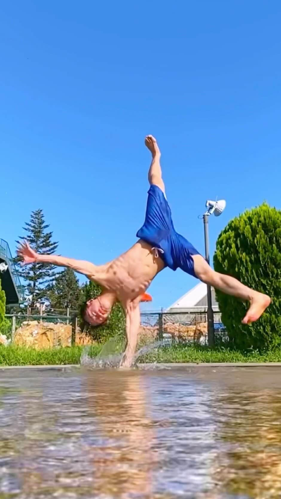 SNACK（野村直）のインスタグラム：「Last Air flare of the summer  @bboysnack   #summer #夏 #airflare #powermove #パワームーブ #breakdance #ブレイクダンス #breakin #ブレイキン #プール 2100火 230919」