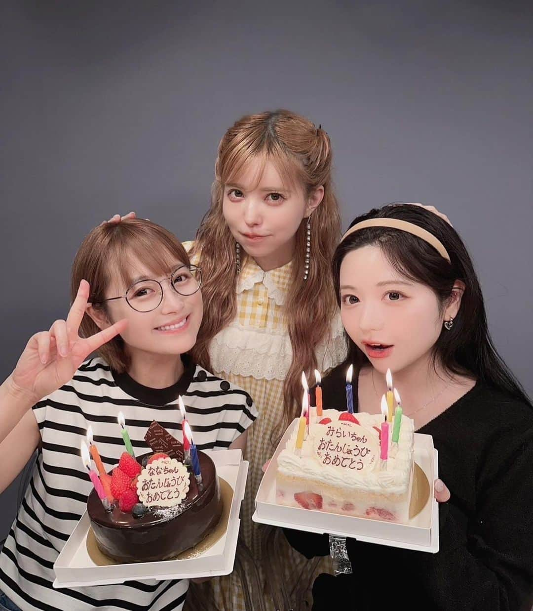 板橋よしえのインスタグラム：「. 2023.7 つばさちゃんのお家でなーちゃん＆みらいちゃんのお誕生日お祝いをした日🎂🎉✨  なーちゃん＆みらいちゃん おめでとうでしたっ🥳  つばさちゃんがギンガムチェックのワンピース着てくれていてうれしかったな🥹💛かわいいな💛  娘が大好物のつばさオムライスを作ってもらいました😍🍳🍅🍚 なーちゃんが描いた"つばさ大すき"オムライスの迫力😂‼️ 娘は♡マーク･･･になんとか見える･･･かな🤔💭  つばさちゃんのお家に行くとジェルネイルをやってもらえる🥹✨と思っている娘･･･みらいちゃんにまたもやジェルネイルをしてもらって、とってもうれしそうでした💅✨ つばさちゃんのお家をあちこち探検したり、なーちゃんにもたくさんかわいがってもらって、とっても楽しそうでした。 つばさちゃん、ありがとう～🥹🙏✨」