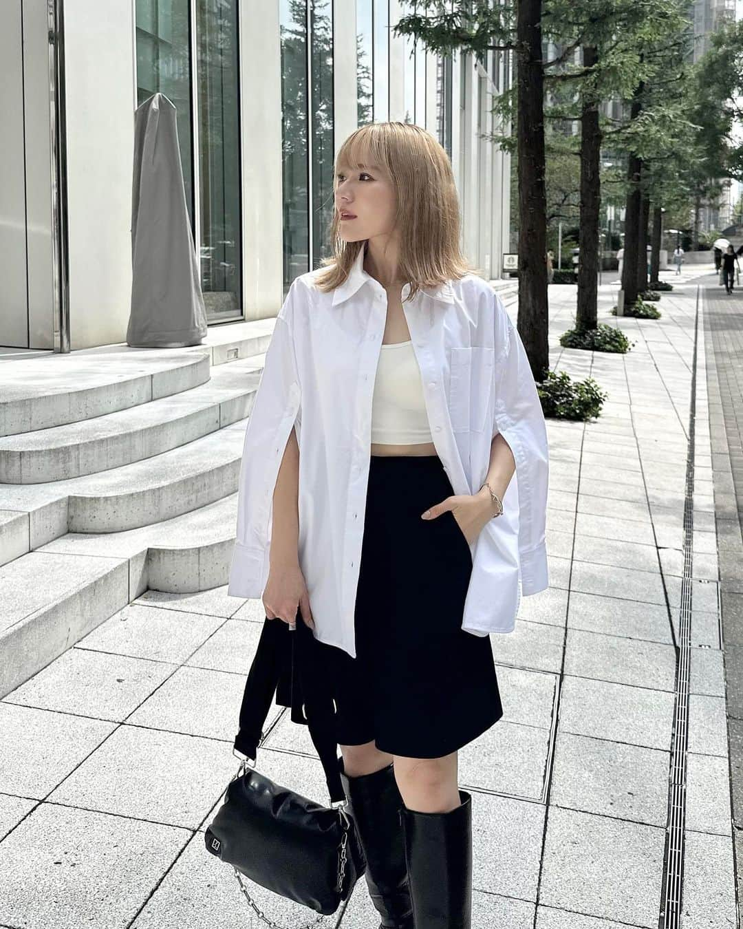 かほこ。のインスタグラム：「ㅤㅤㅤㅤㅤㅤㅤㅤㅤㅤㅤㅤㅤ ㅤㅤㅤㅤㅤㅤㅤㅤㅤㅤㅤㅤㅤ shirt : #cos inner : #uniqlo shorts : #stevenalan bag : #levernis boots : #evol ㅤㅤㅤㅤㅤㅤㅤㅤㅤㅤㅤㅤㅤ 袖と両脇がボタンで好きに調節できるオーバーサイズシャツ。 タートルネックとかとレイヤードしたら可愛いだろうな、と購入しました♡ すごい厚手でしっかりした生地！ ㅤㅤㅤㅤㅤㅤㅤㅤㅤㅤㅤㅤㅤ まだ暑かったのでユニクロのブラトップとハーフパンツ。 脚はできるかぎり隠したいのでロングブーツ！ ㅤㅤㅤㅤㅤㅤㅤㅤㅤㅤㅤㅤㅤ #kaho_fashion」