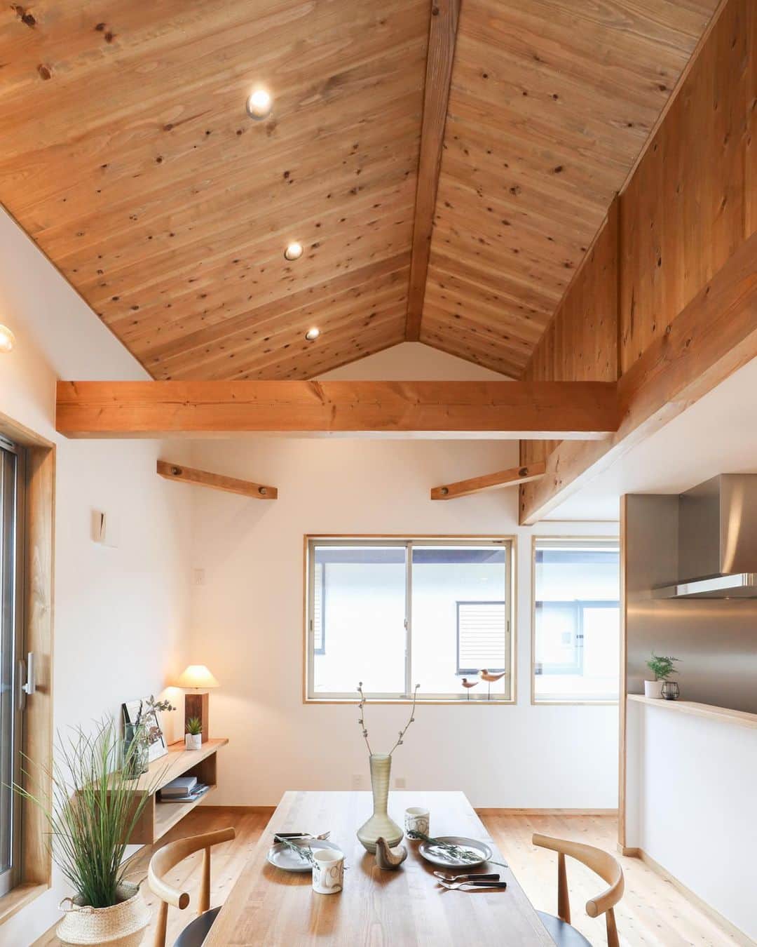クボタ住建さんのインスタグラム写真 - (クボタ住建Instagram)「「木の家だからできること」 #クボタ住建 高く広く感じる勾配天井の ...