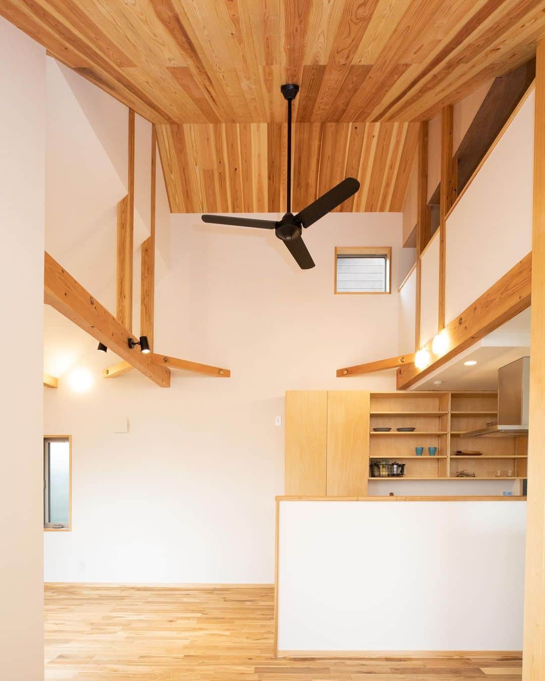 クボタ住建さんのインスタグラム写真 - (クボタ住建Instagram)「「木の家だからできること」  #クボタ住建  高く広く感じる勾配天井のリビング。 屋根の形状を生かし、梁を現しにしてダイナミックな空間を演出します。  壁と天井を白と木で素材を変えて、勾配天井を目立たせます👀  ＜クボタ住建施工＞  @kubota_jyuken  #勾配天井 #火打梁 #現しの梁 #梁 #2階リビング #リビングダイニング #開放感のある家 #天井高  クボタ住建は優しく温かい自然素材の木の家をつくります HP & more photos→@kubota_jyuken 施工事例多数掲載しております。 ホームページへもぜひ↓ https://kubotajyuken.com/  ⭐︎スタッフブログ⭐︎ https://kubotajyuken.com/blog/  #クボタ住建 #神奈川の注文住宅 #大和市#湘南の家#suumo注文住宅 #自由設計 #木の家 #無垢の家 #自然素材の家 #和モダンな家 #暮らしをつくる #暮らしを楽しむ #丁寧な暮らし#構造現し  クボタ住建 棟梁の自宅、随時見学受付ます。 資料請求やお問い合わせも是非。 メッセージDMでもどうぞ」9月19日 21時06分 - kubota_jyuken