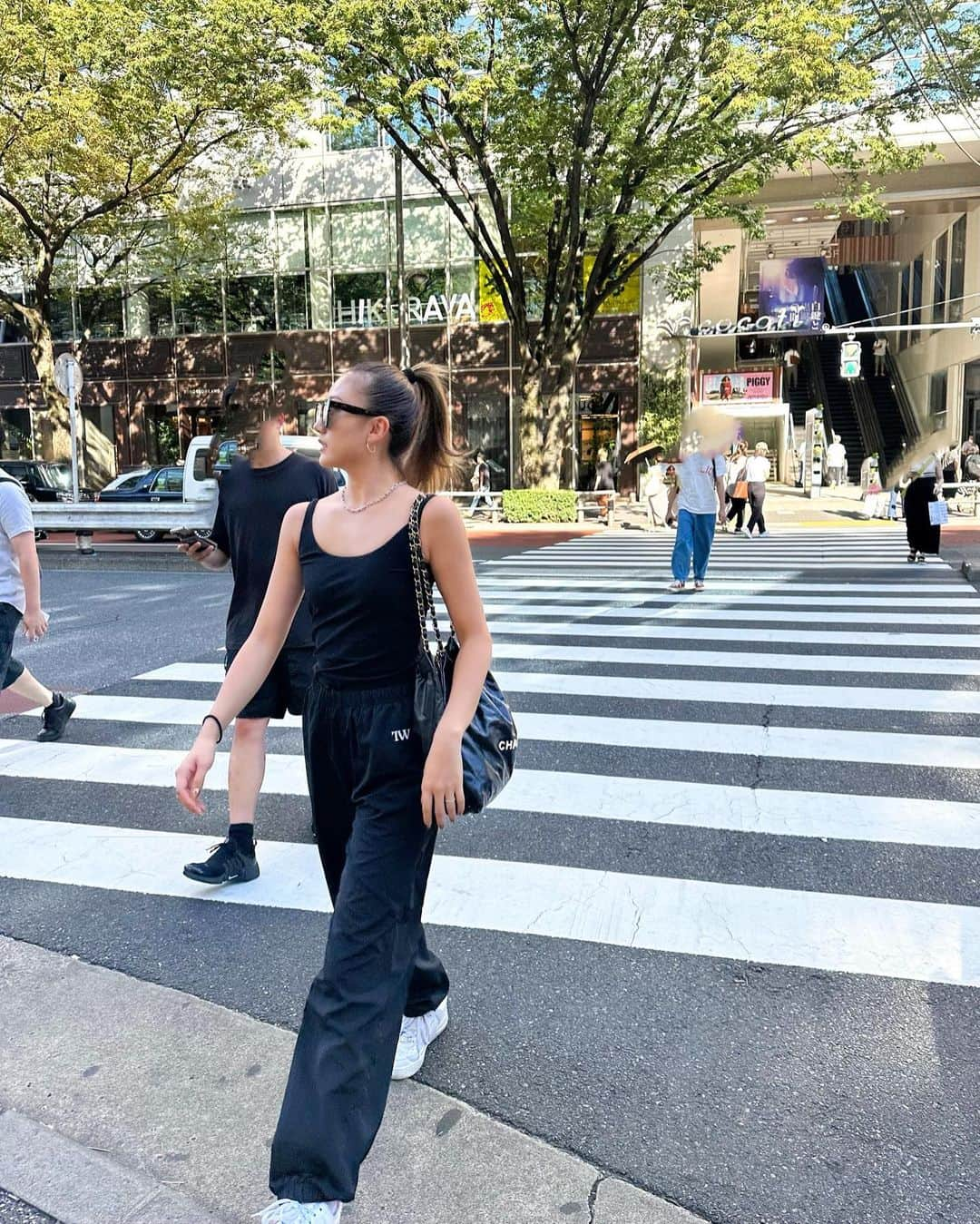 又来綾さんのインスタグラム写真 - (又来綾Instagram)「"""🖤 """ tops/pants @tw2021twtw @tsugumiw  bag @chanelofficial  sunglasses @celine  sneaker @nike」9月19日 20時58分 - matarai_aya