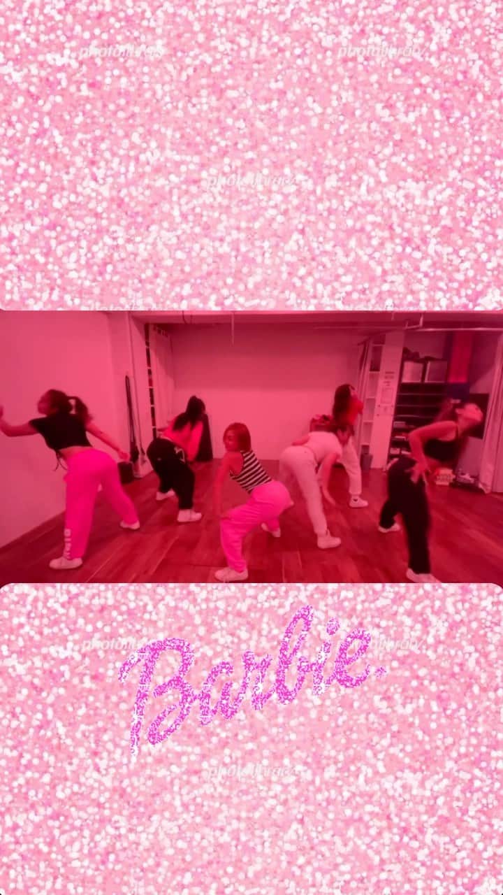 Nazukiのインスタグラム：「🩷Barbie Dance🩷  プライベートレッスンでBarbieが好評だったので、 今月もやりました💕  @nickiminaj  #barbie   振りを踊るには大切な基礎、キレをよくする方法⭐️ 大きく踊る方法⭐️ 魅せ方のポイント⭐️ 抜きとパワー⭐️など、ウォーキング含めて2時間以上のレッスン⭕️  みんなかなり学んで、達成感🫡👍  基礎みっちりだから、振りもやり甲斐がある💕😊  今月もありがと💛💛  受けたい方は、DMください😊  #nazuki #dance #dancer #barbie  #barbiedance  #pink #privetdance #バービー　#jazz #jazzdance #jazzfunk」